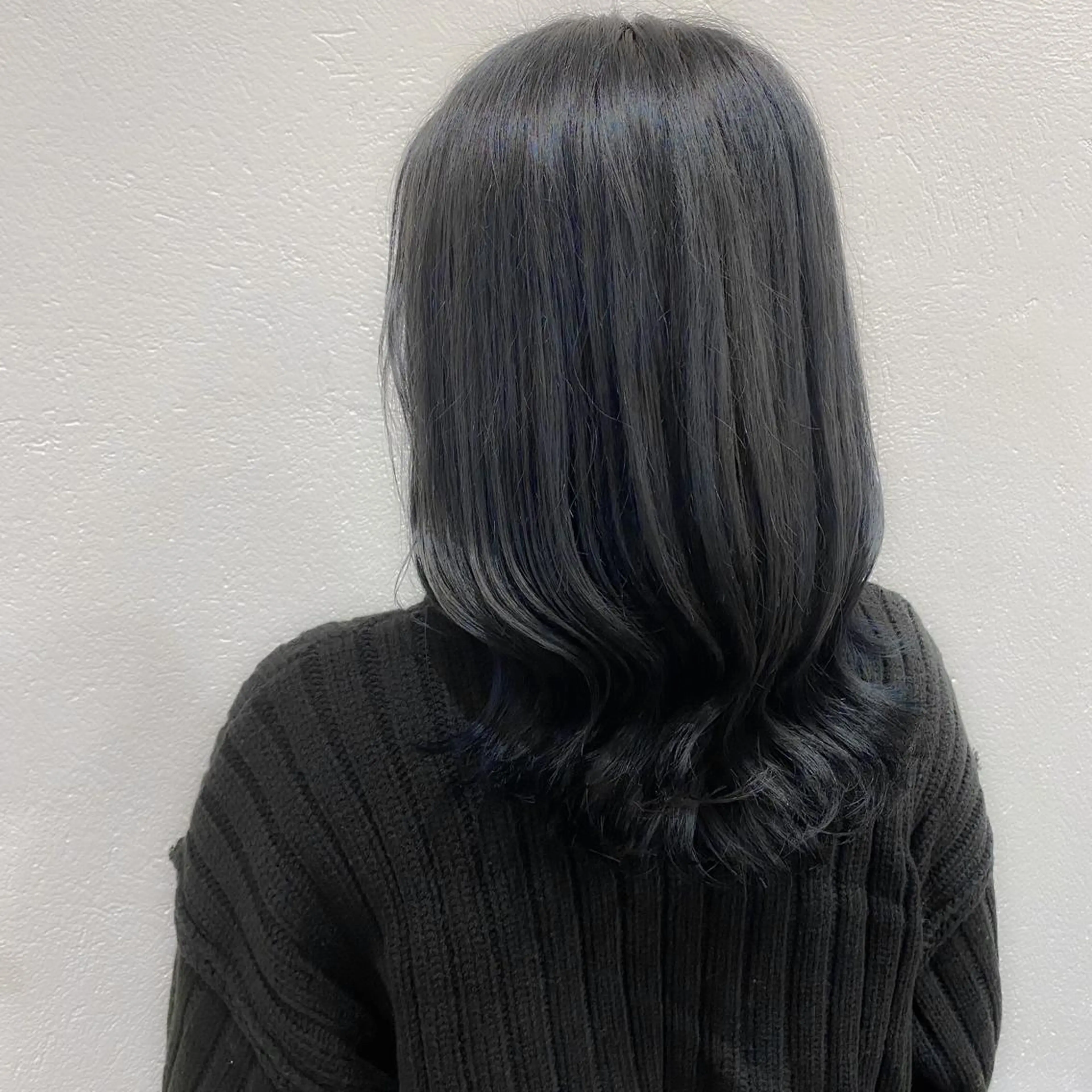 ミディアム ブリーチなしカラー/ 顔周りレイヤーカットのヘアスタイル