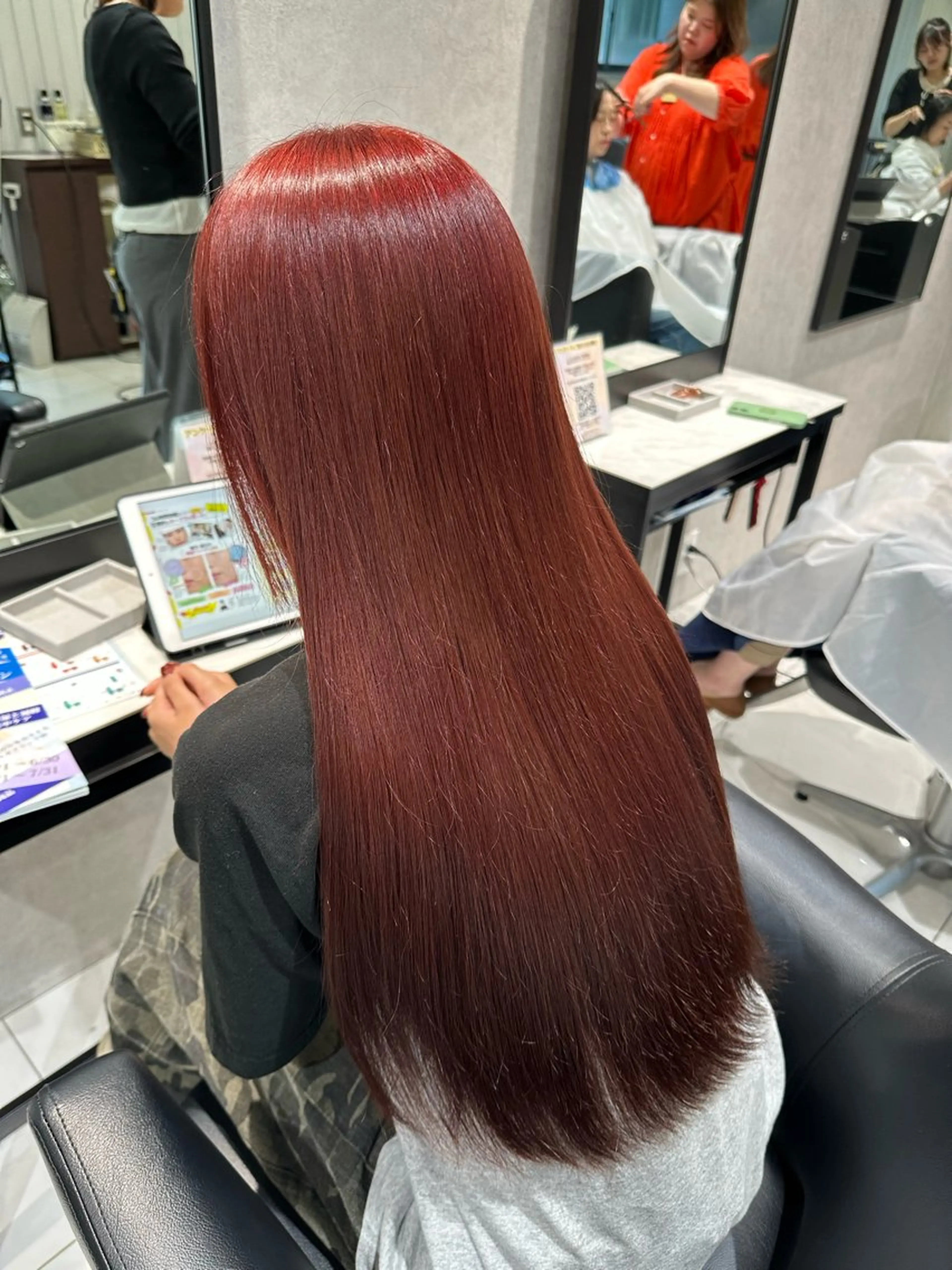 ロング カラー レッドカラー ヘアカラー トリートメント 岡田まみ🍒🤍 透明感カラーのヘアスタイル