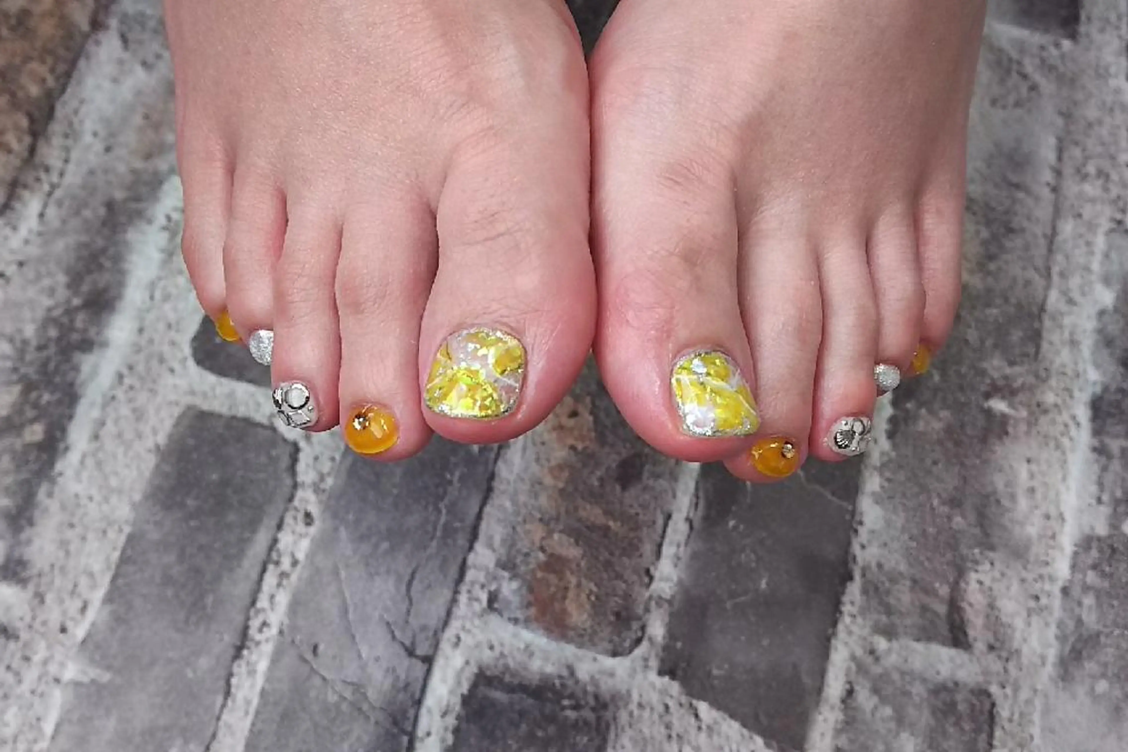 ネイル アートネイル キラキラネイル 黄色 フットネイル Progress Nailのネイルデザイン