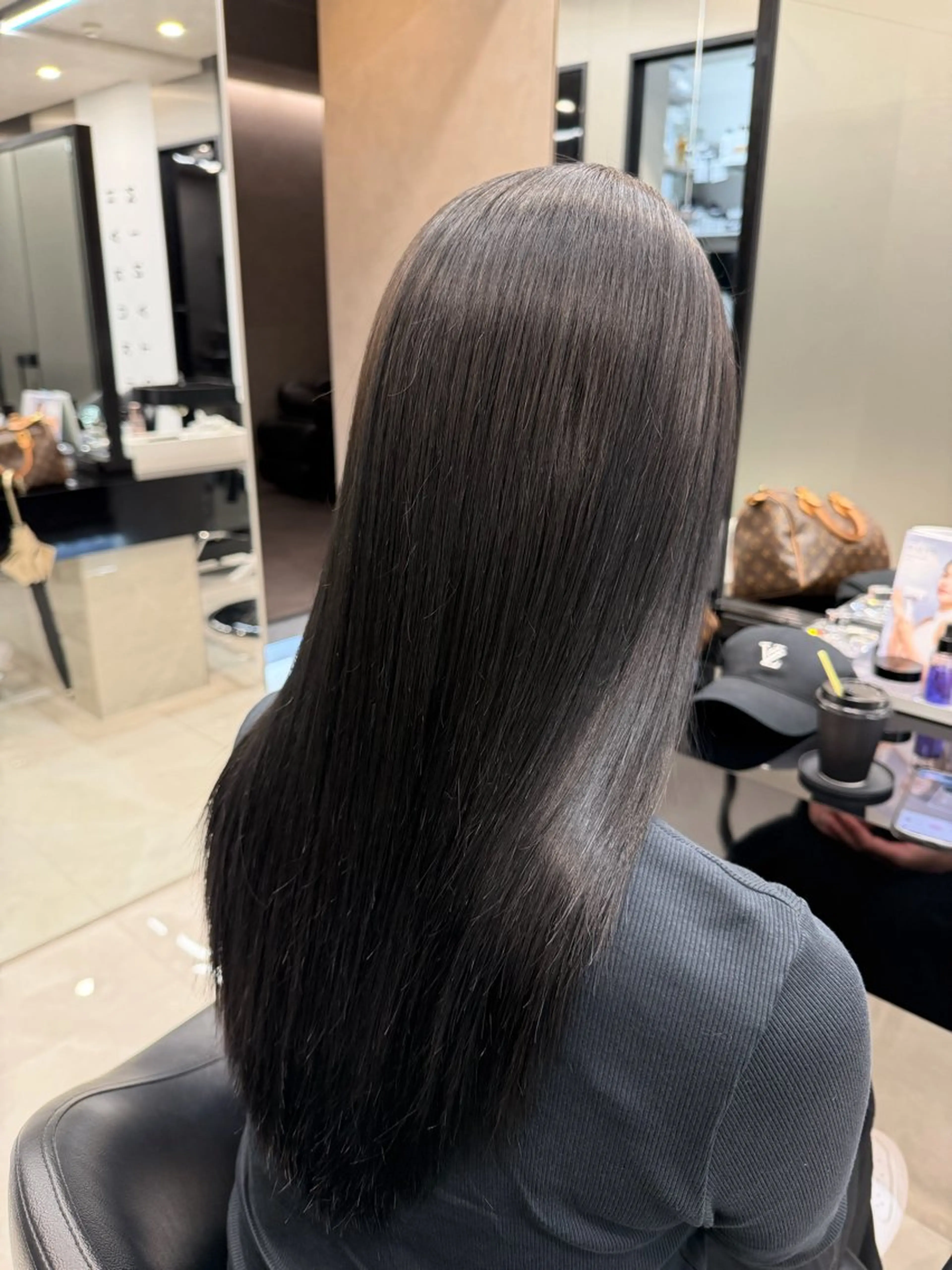 ロング カラー アッシュ ブリーチ 透明感カラー 縮毛矯正 トリートメント ヘアカラー トリートメント 💜ひな💜縮毛矯正 /透明感/韓国ヘアのヘアスタイル