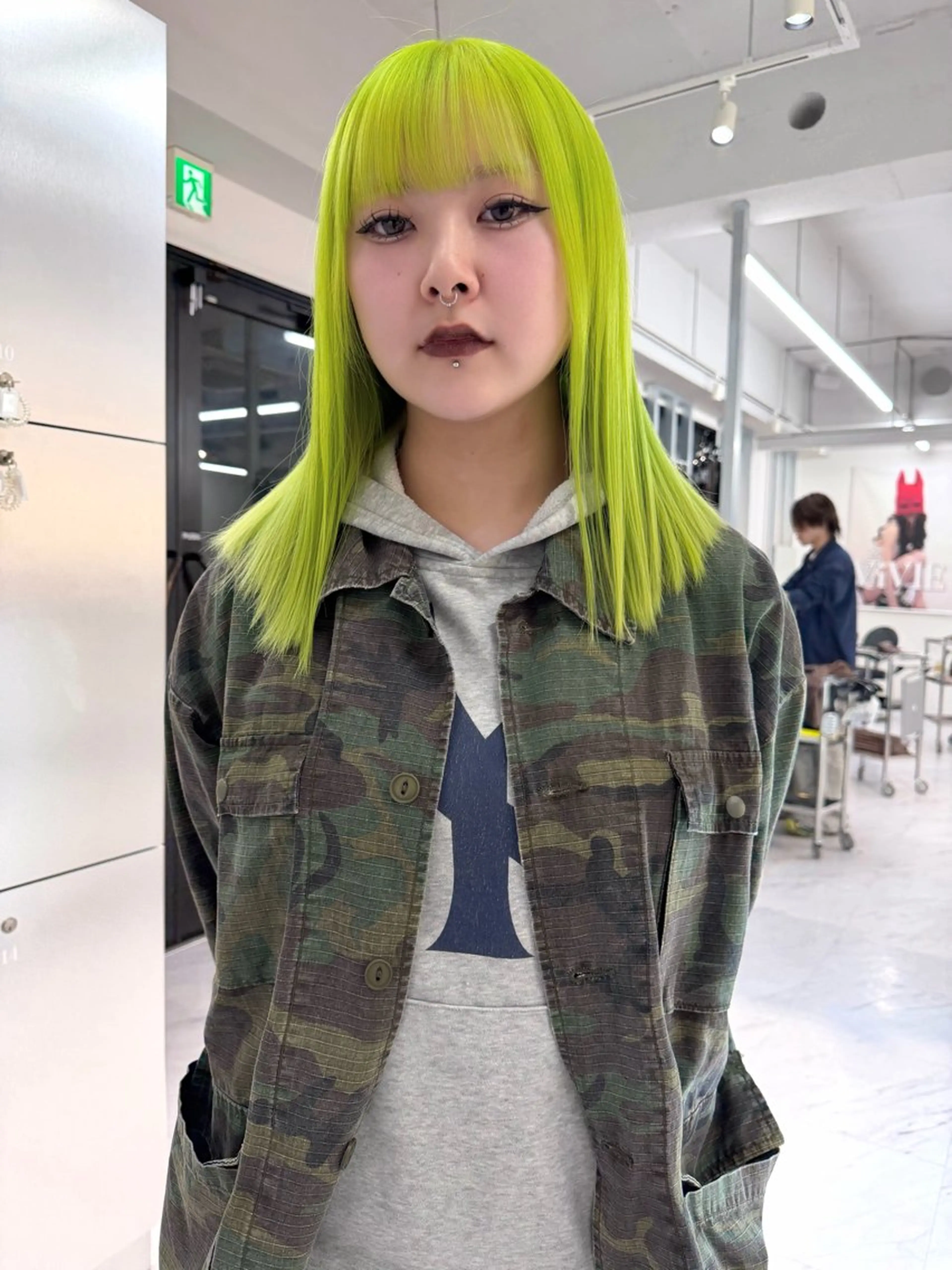 セミロング カラー ベージュカラー ブリーチ ケアブリーチ デザインカラー ダブルカラー ヘアカラー トリートメント TATSUブリーチ/ ミルクティーベージュのヘアスタイル