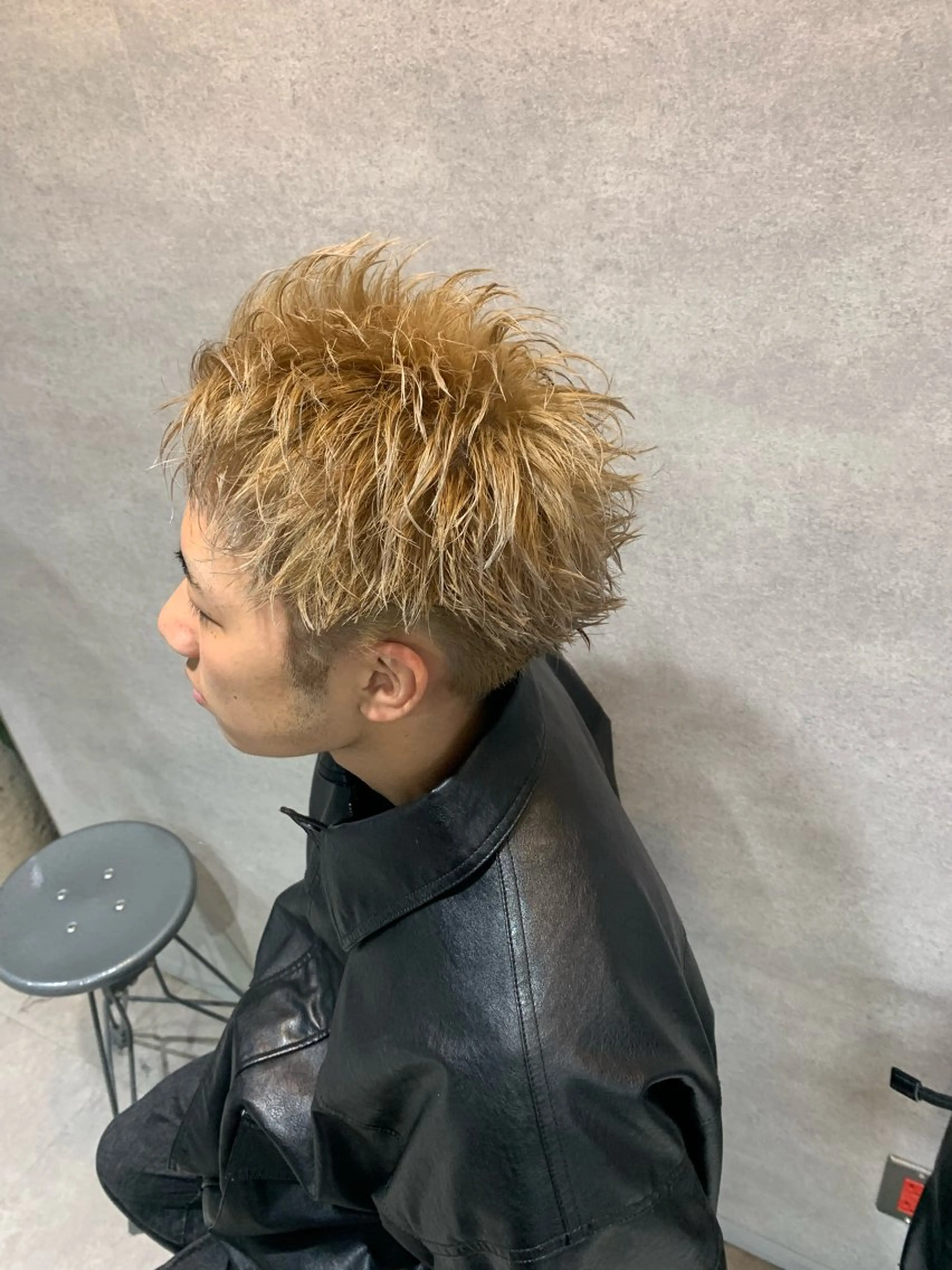 ショート パーマ メンズ メンズブリーチ フェザーパーマ メンズハイトーン メンズパーマ スペインカール ⚡️メンズ特化⚡️ RYUKIのヘアスタイル