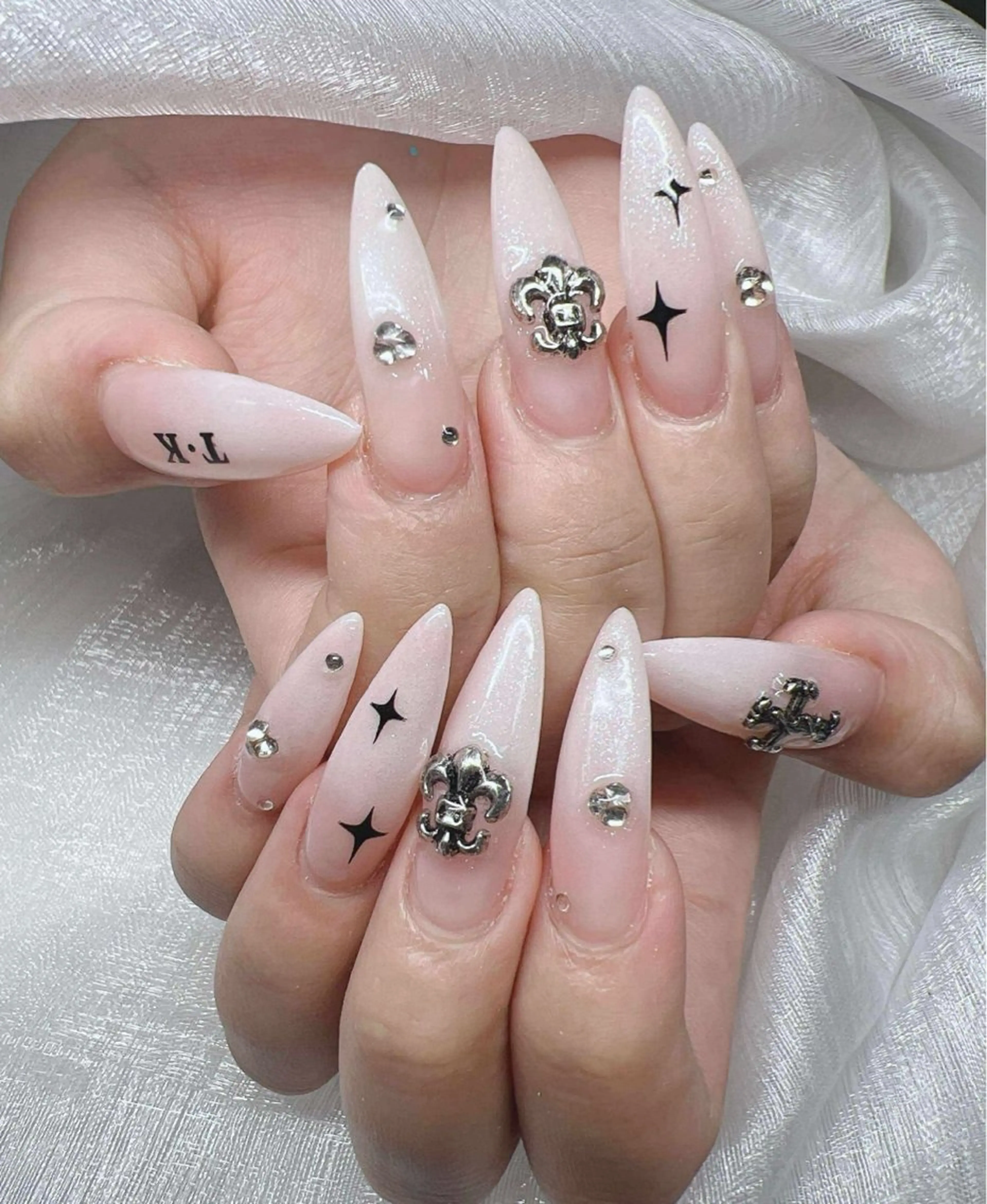 ネイル 長さ出し グラデーション 卒業式 キラキラネイル マグネットネイル ハンドネイル Lee Nailsのネイルデザイン