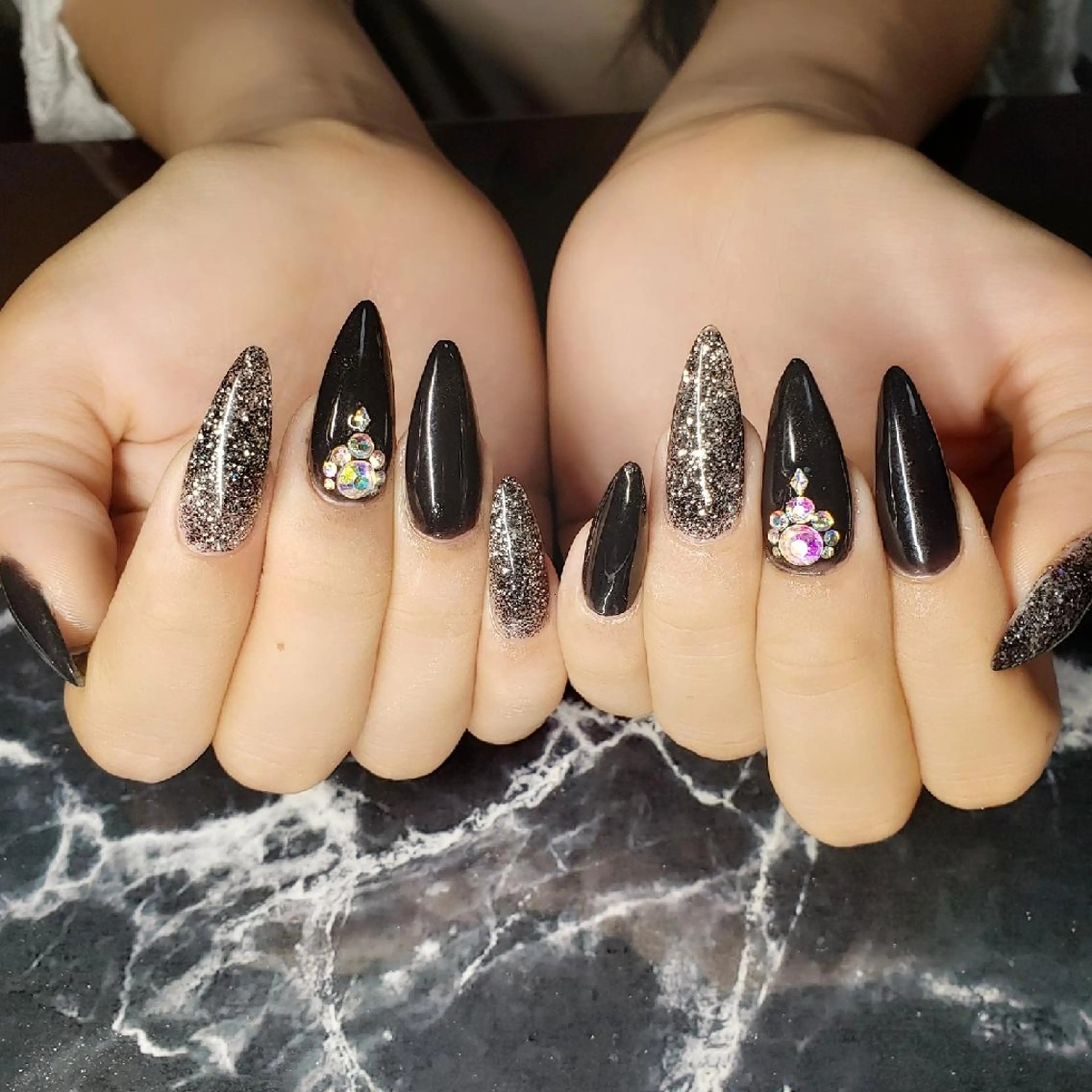 ミディアム ネイル ストーンネイル ハンドネイル クロキ 。のネイルデザイン