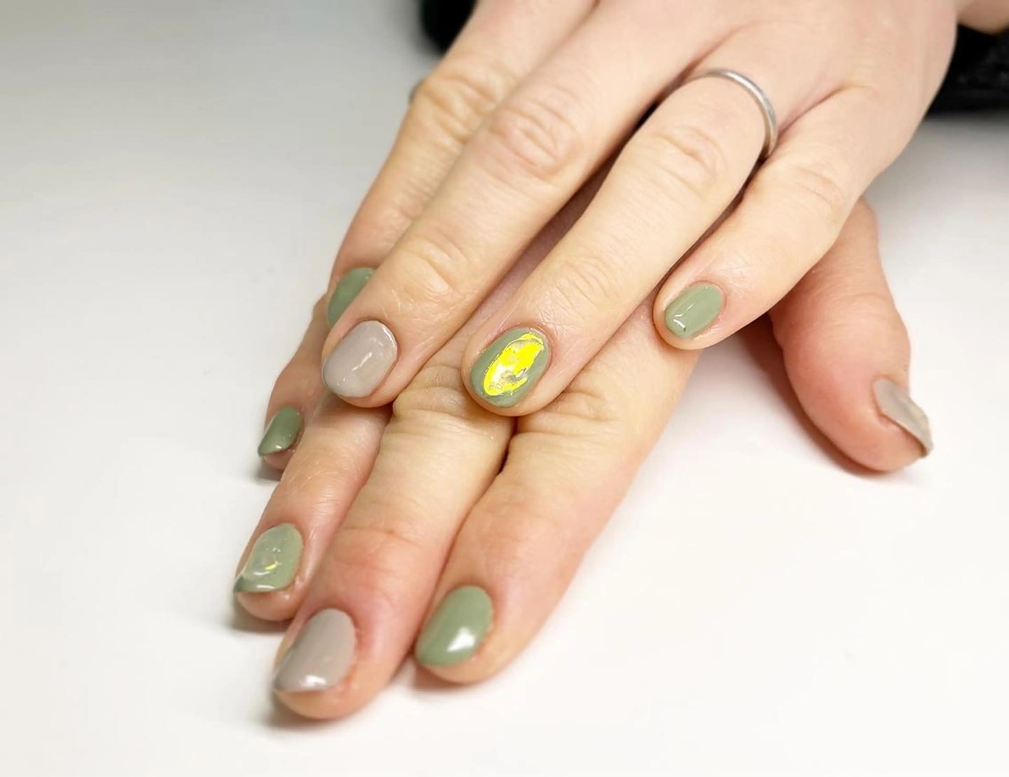 ミディアム ネイル オーロラネイル ニュアンスネイル RIONnail Yurikaのネイルデザイン