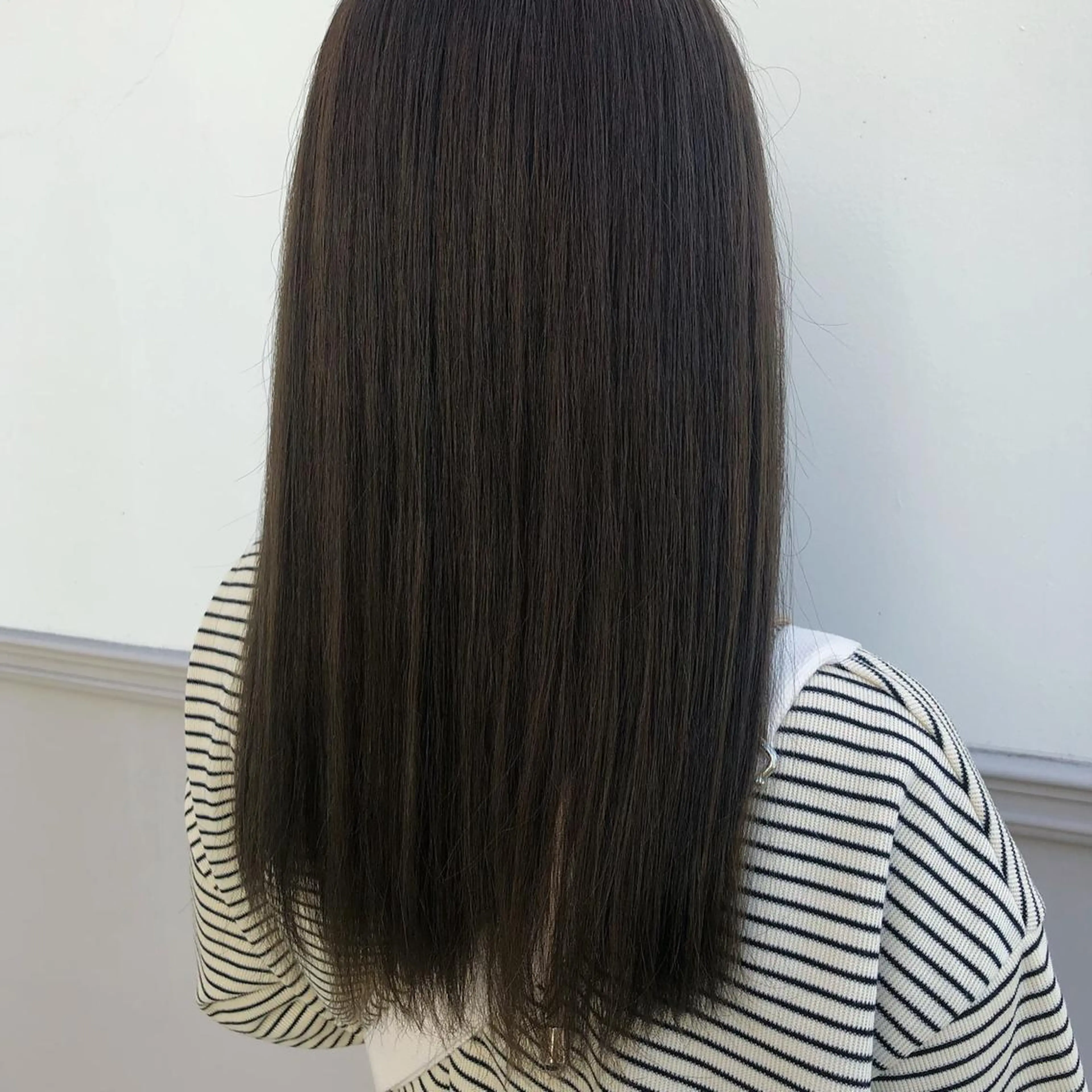 ロング カラー グレージュ 足立 千咲のヘアスタイル