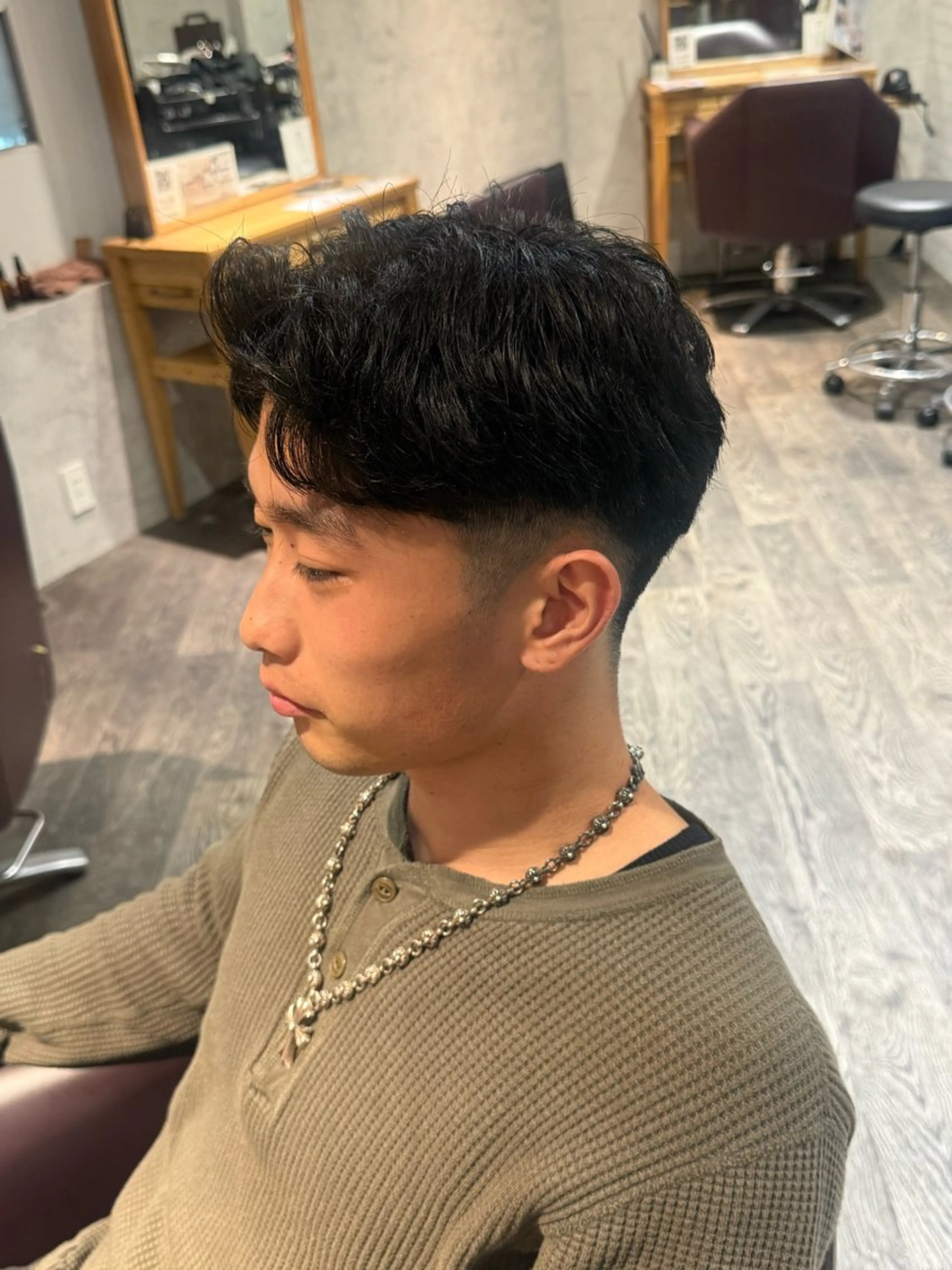 メンズ カット Yuzumi／ ハイトーン／パーマのヘアスタイル