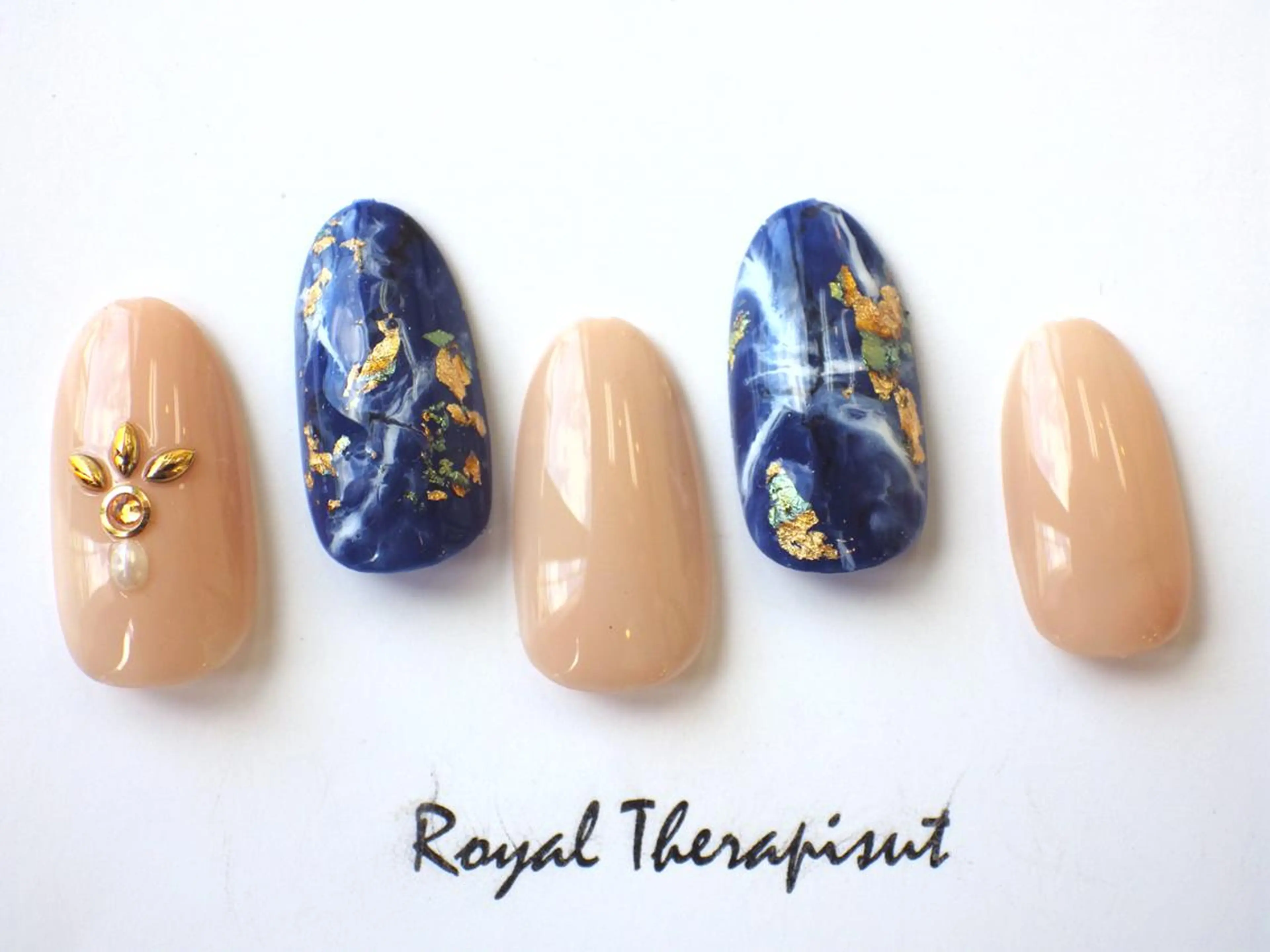 ネイル 【尾下】 ロイヤル•セラピストのネイルデザイン