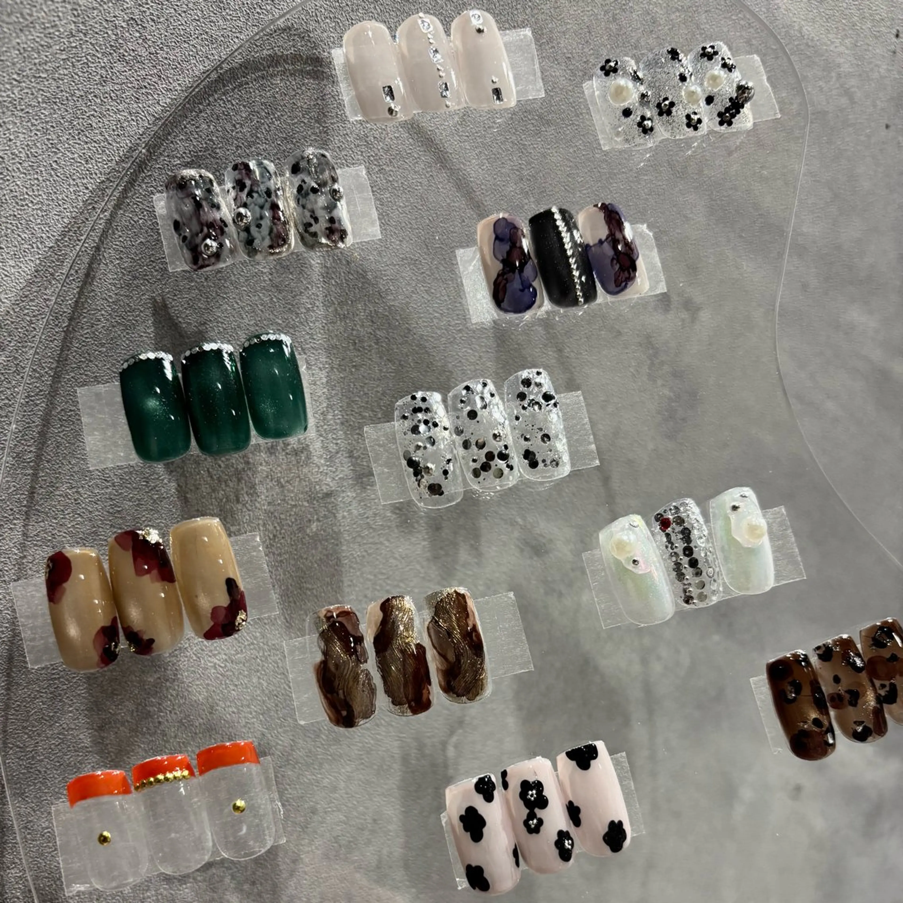 アシンメトリー(左右違うデザイン、片手はワンカラーorグラデーション)の写真