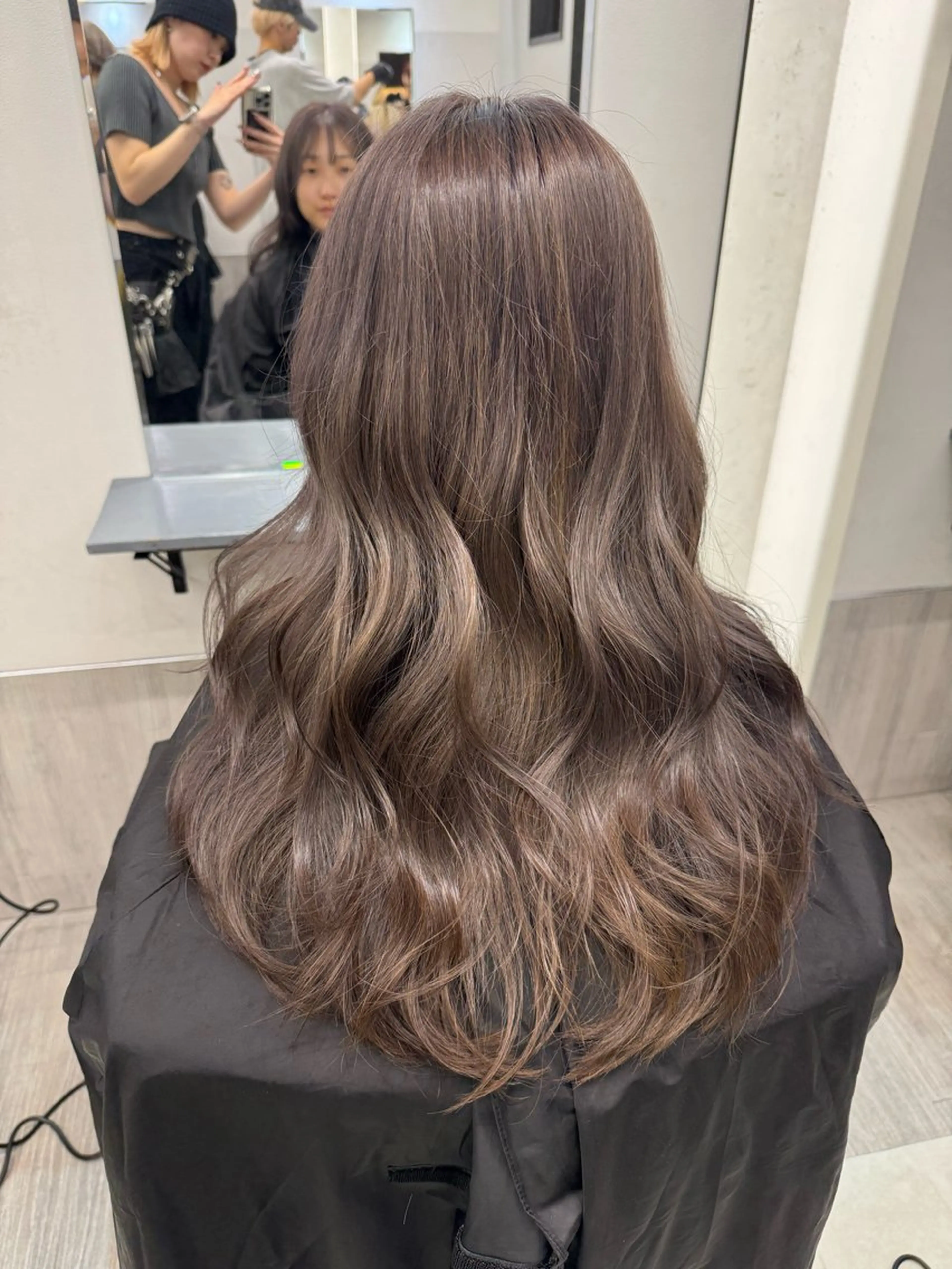 セミロング カラー 赤みなしオリーブ ハイトーン×レイヤーのヘアスタイル