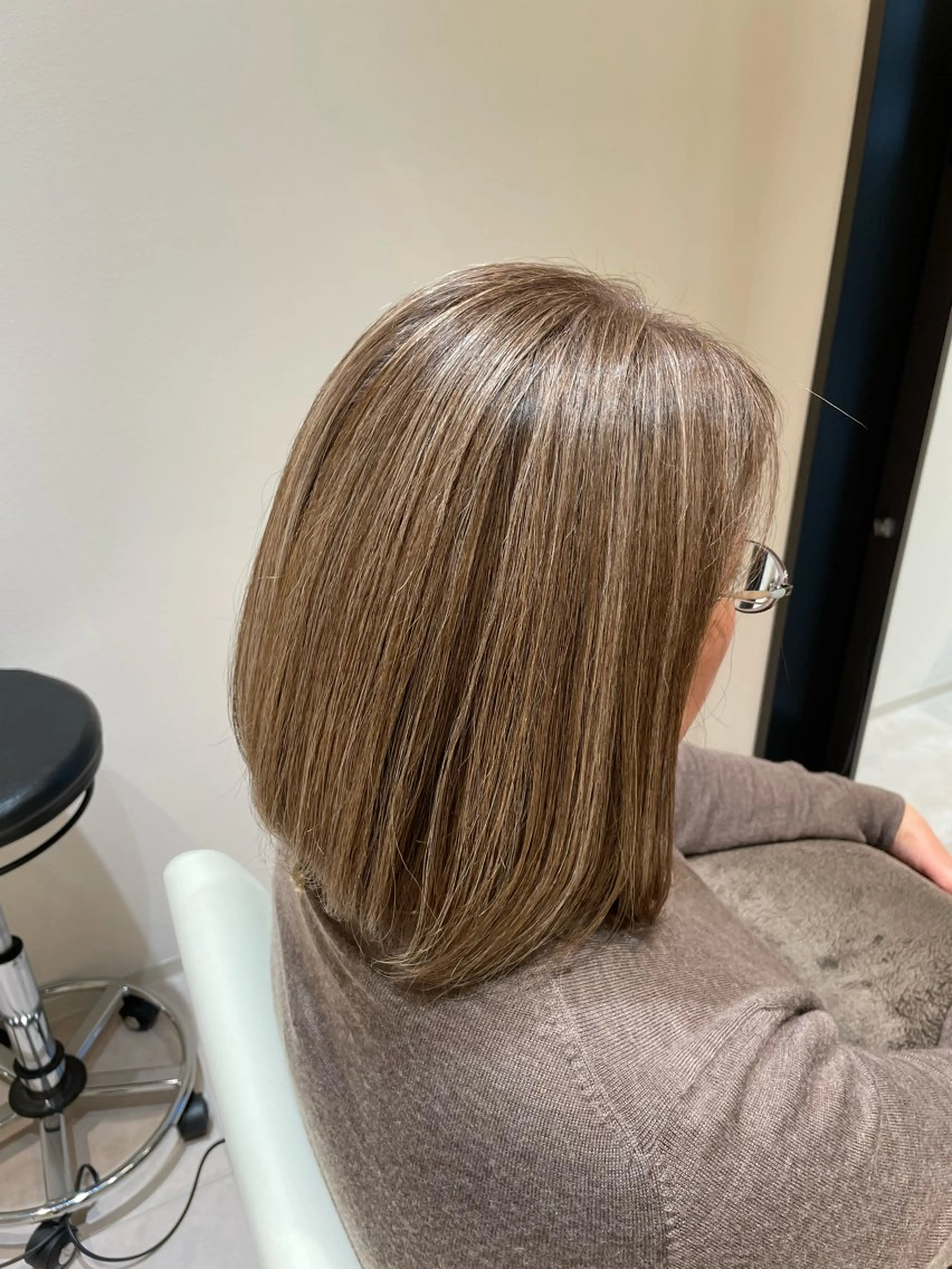 ミディアム カラー ハイライトカラー ハイライト 脱白髪染め白髪ぼかし TERA（寺崎）のヘアスタイル