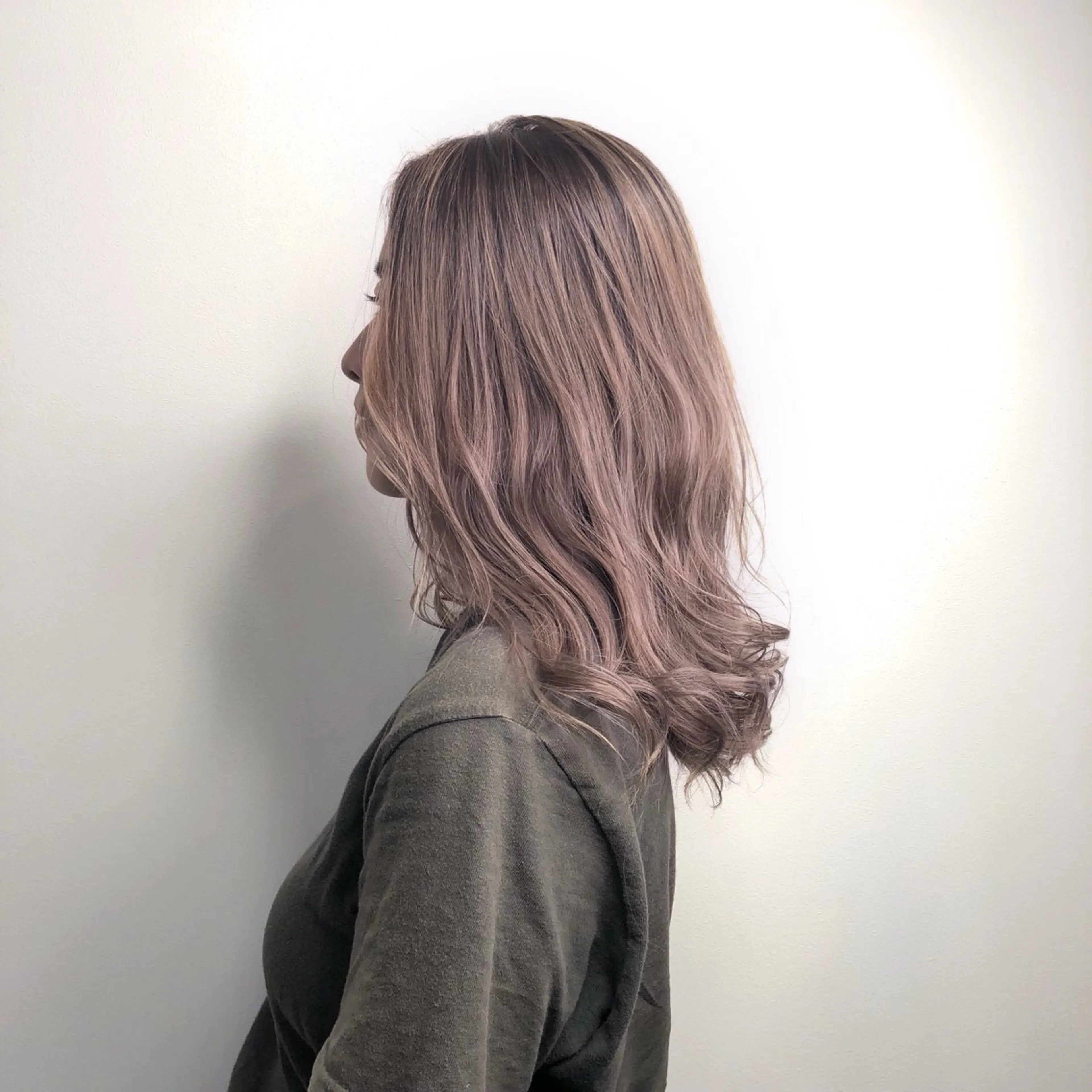 ロング カラー バレイヤージュ ブリーチ ピンクカラー レイヤーカット ヘアルーム カフーのヘアスタイル