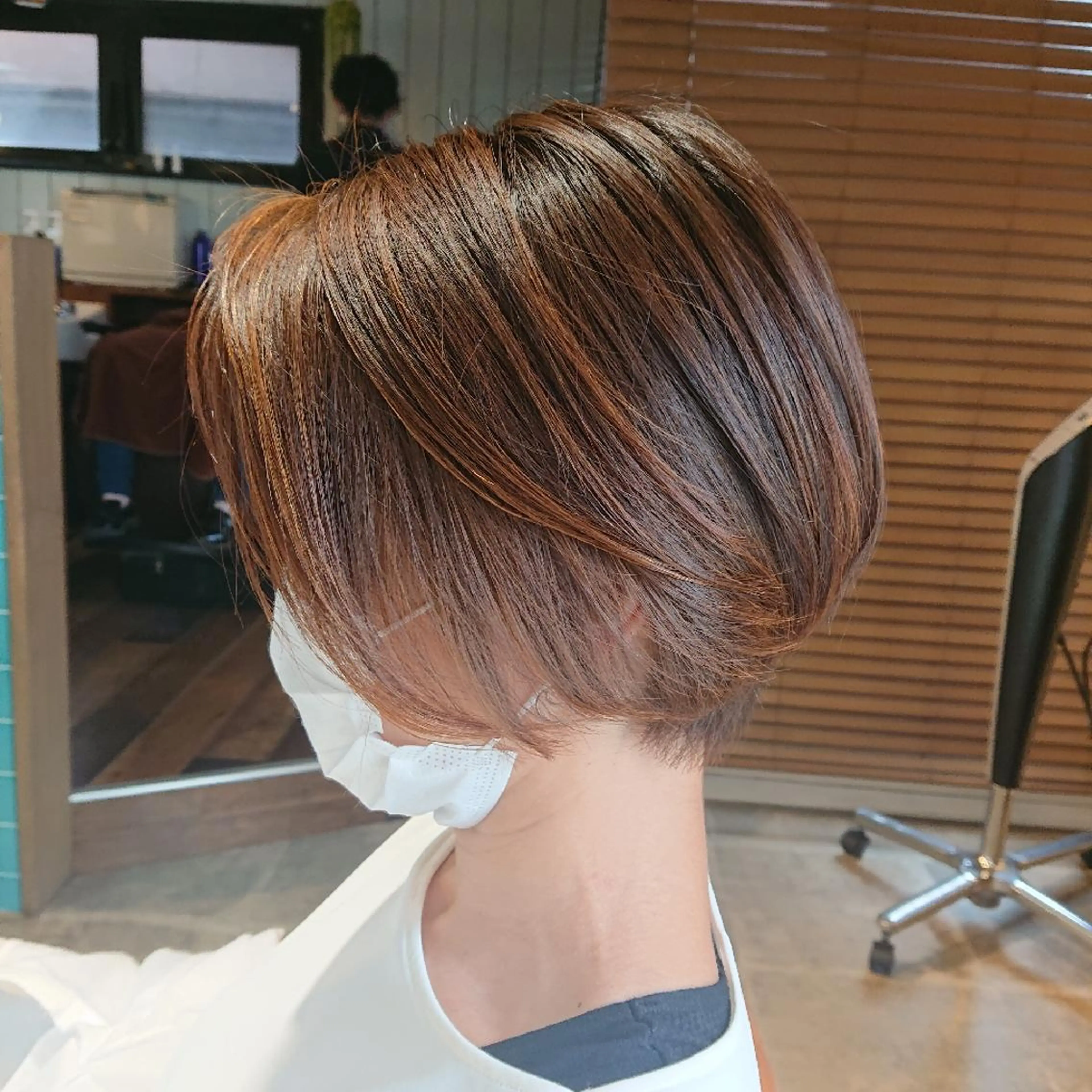 ショート カラー alushe 岡 陽子のヘアスタイル