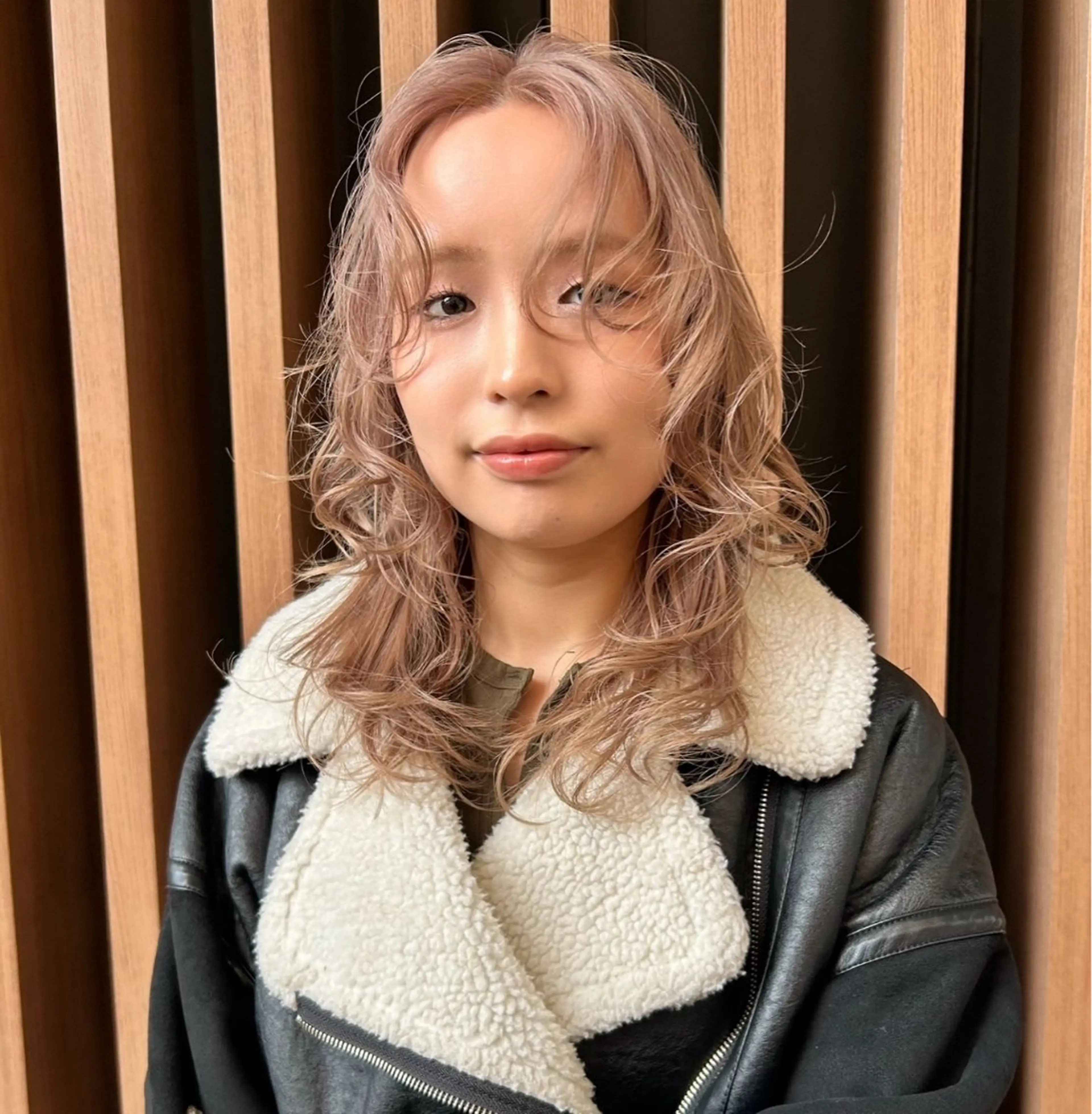 ミディアム カラー ベージュカラー レイヤーカット カット ヘアカラー トリートメント ハイトーン/ブリーチ 似合せカット/パーマのヘアスタイル