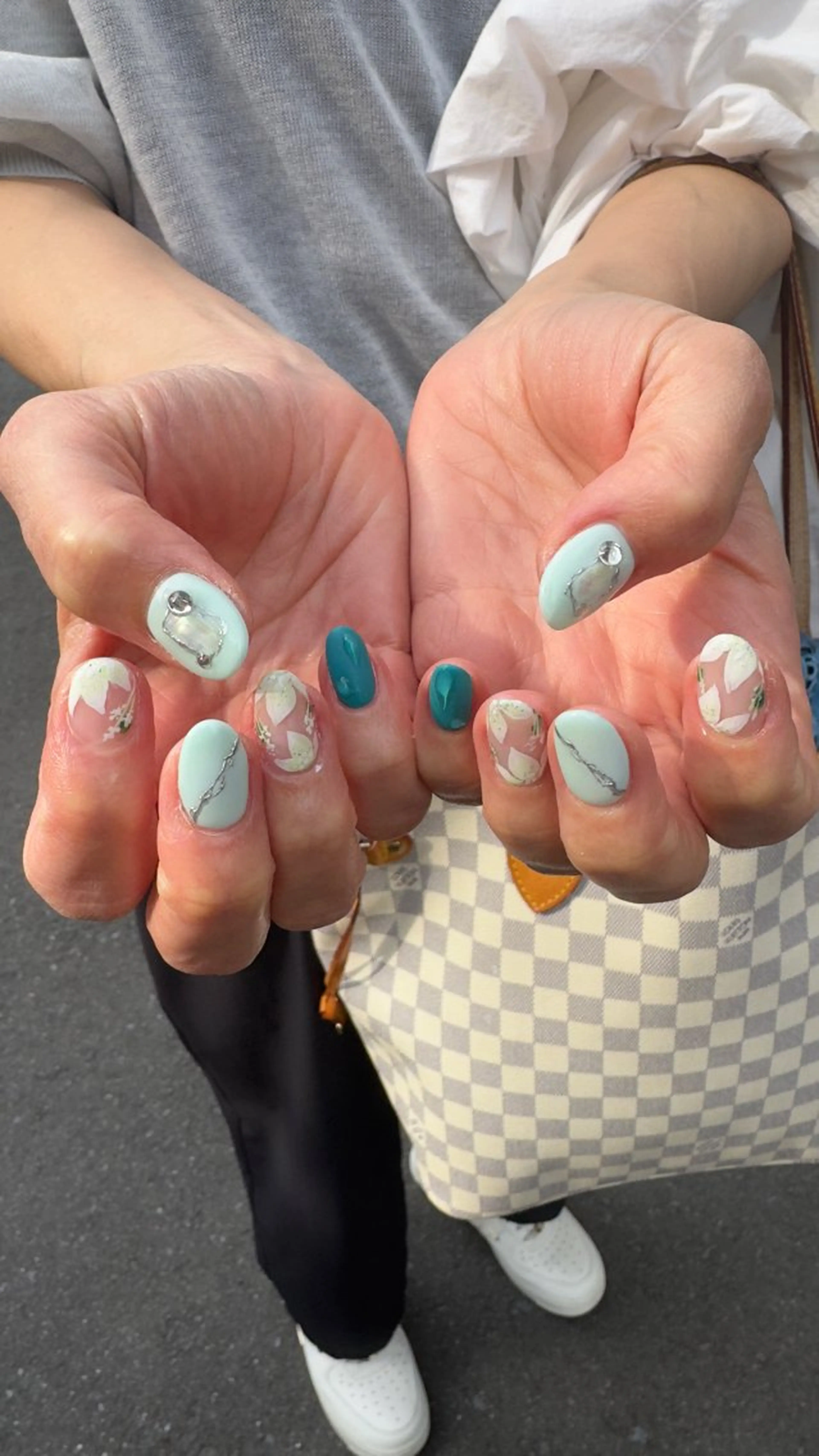 ネイル フラッシュネイル フレンチネイル ハート ホログラムネイル 韓国ネイル ハンドネイル MH_ Nailのネイルデザイン