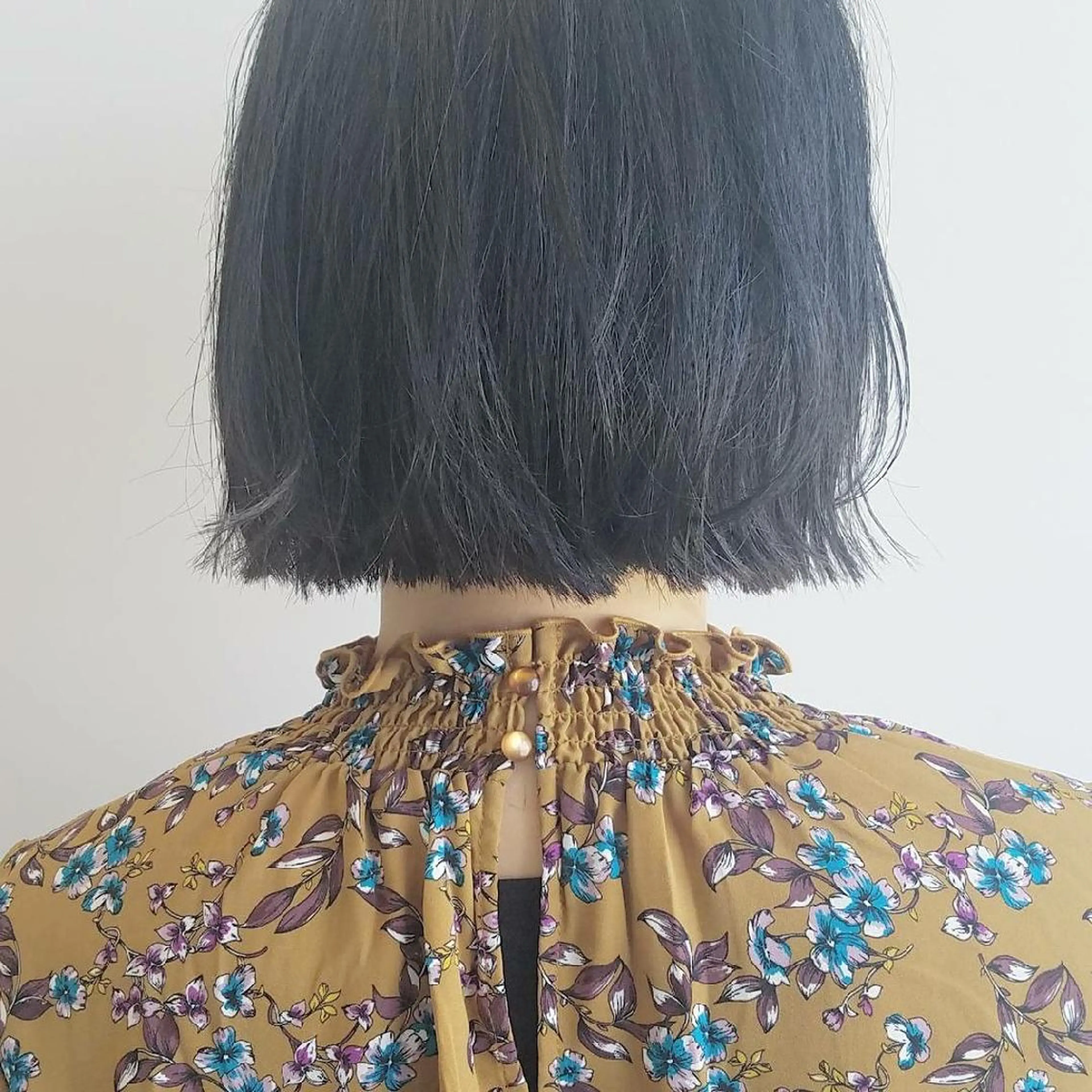 ショート カラー 切りっぱなしボブ ブルーカラー ボブ iplus まつげ、眉毛、耳つぼのマツエク・マツパデザイン