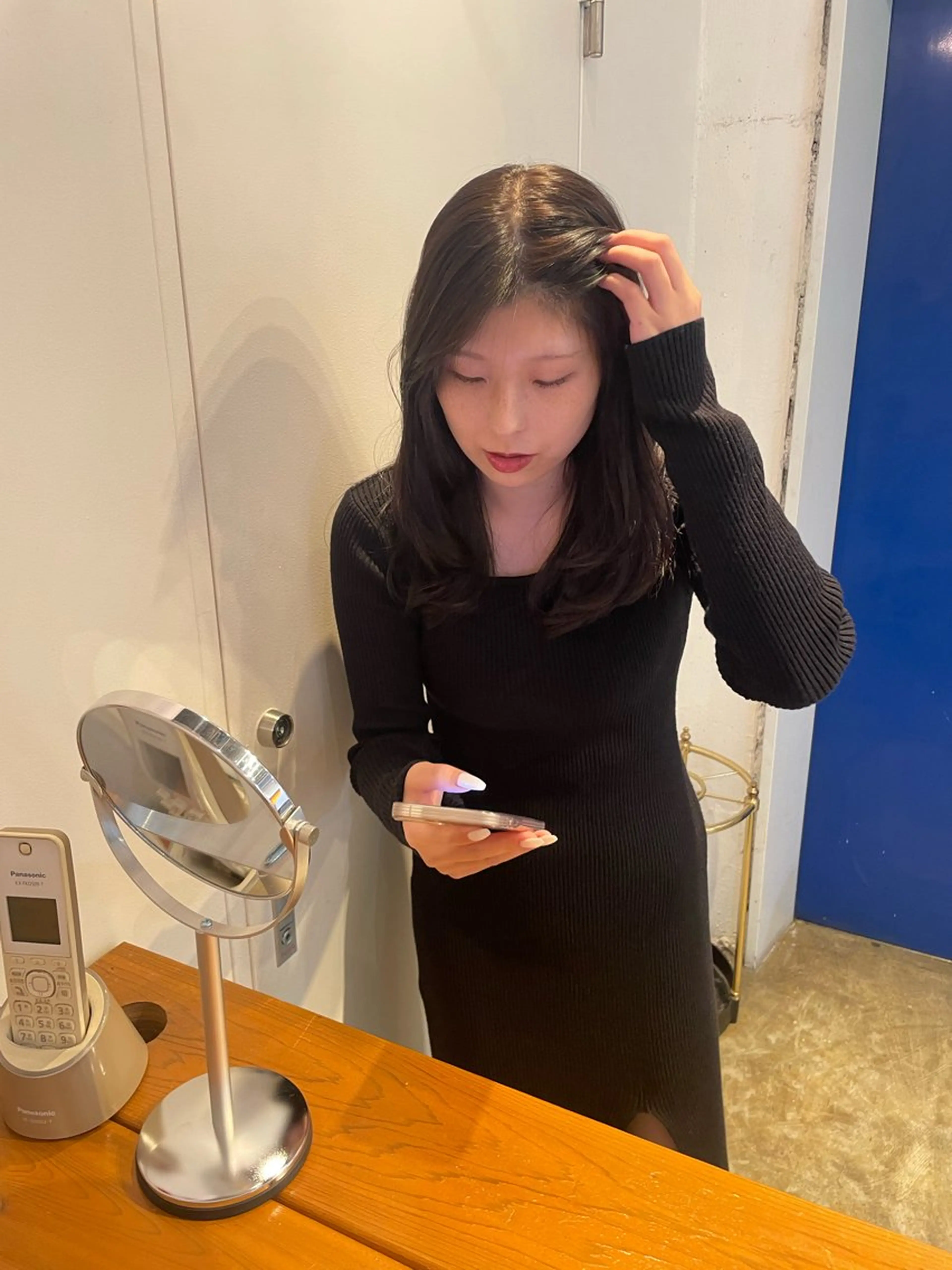 セミロング カラー 黒髪 ブルーカラー ブルーブラック レイヤーカット MIOベージュカラー 柔らかいカラーのヘアスタイル