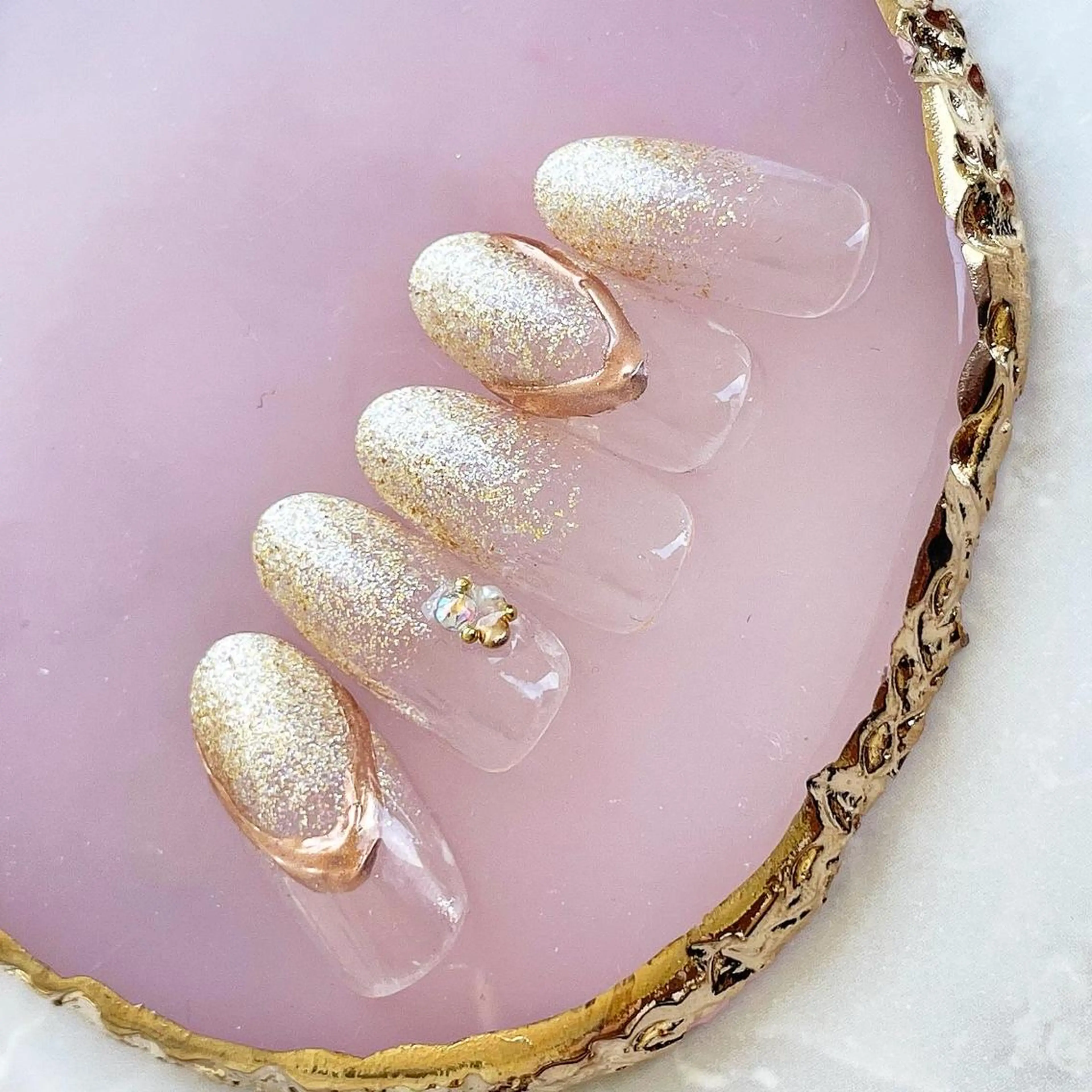 ネイル アートネイル ゴールド グラデーション ラメ(グリッター) ミラーネイル ハンドネイル ハンドケア atelier yu's nail所属・atelier yu's nailのネイルデザイン