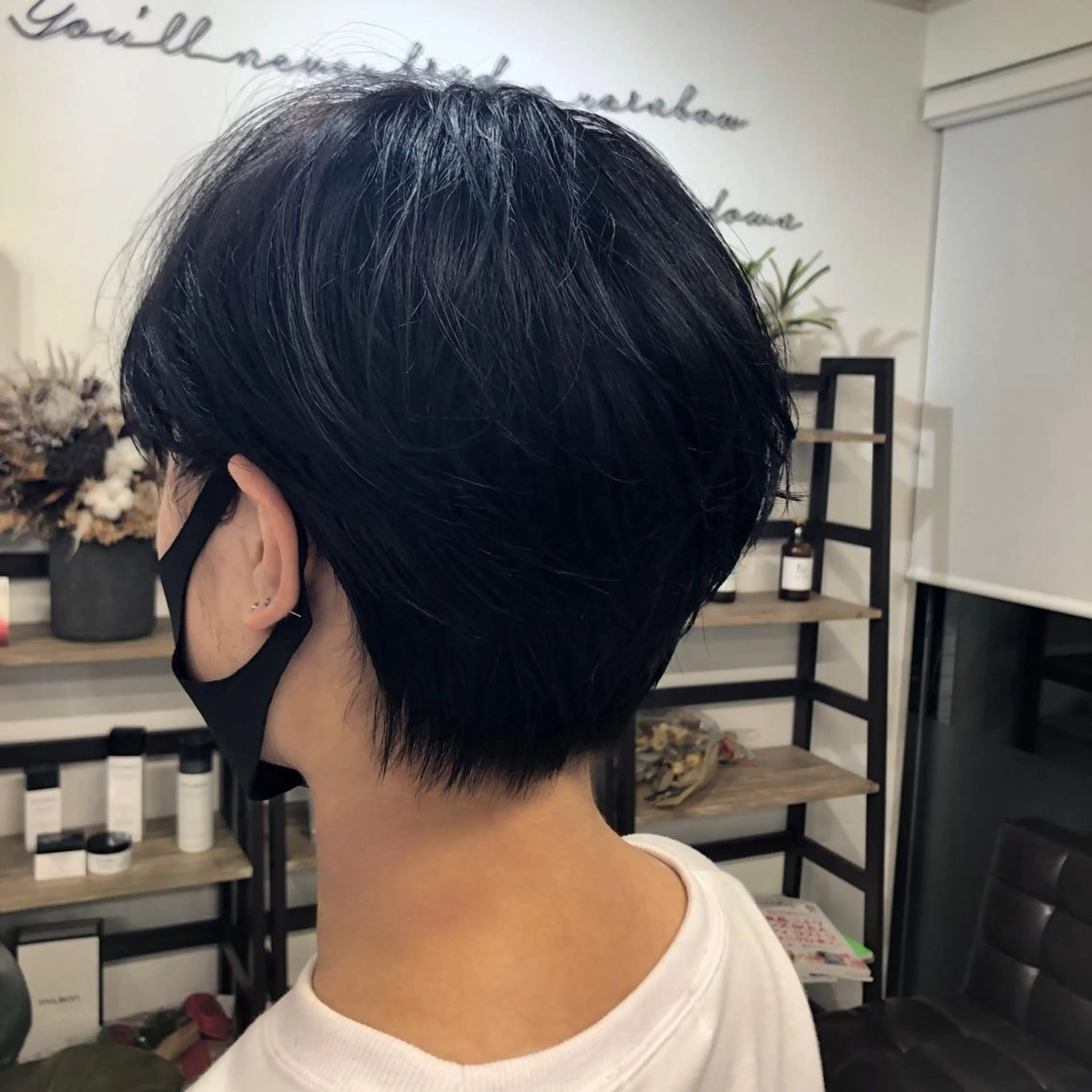 ショート カラー 黒髪 ブルーカラー ブルーブラック monami 山本華菜のヘアスタイル