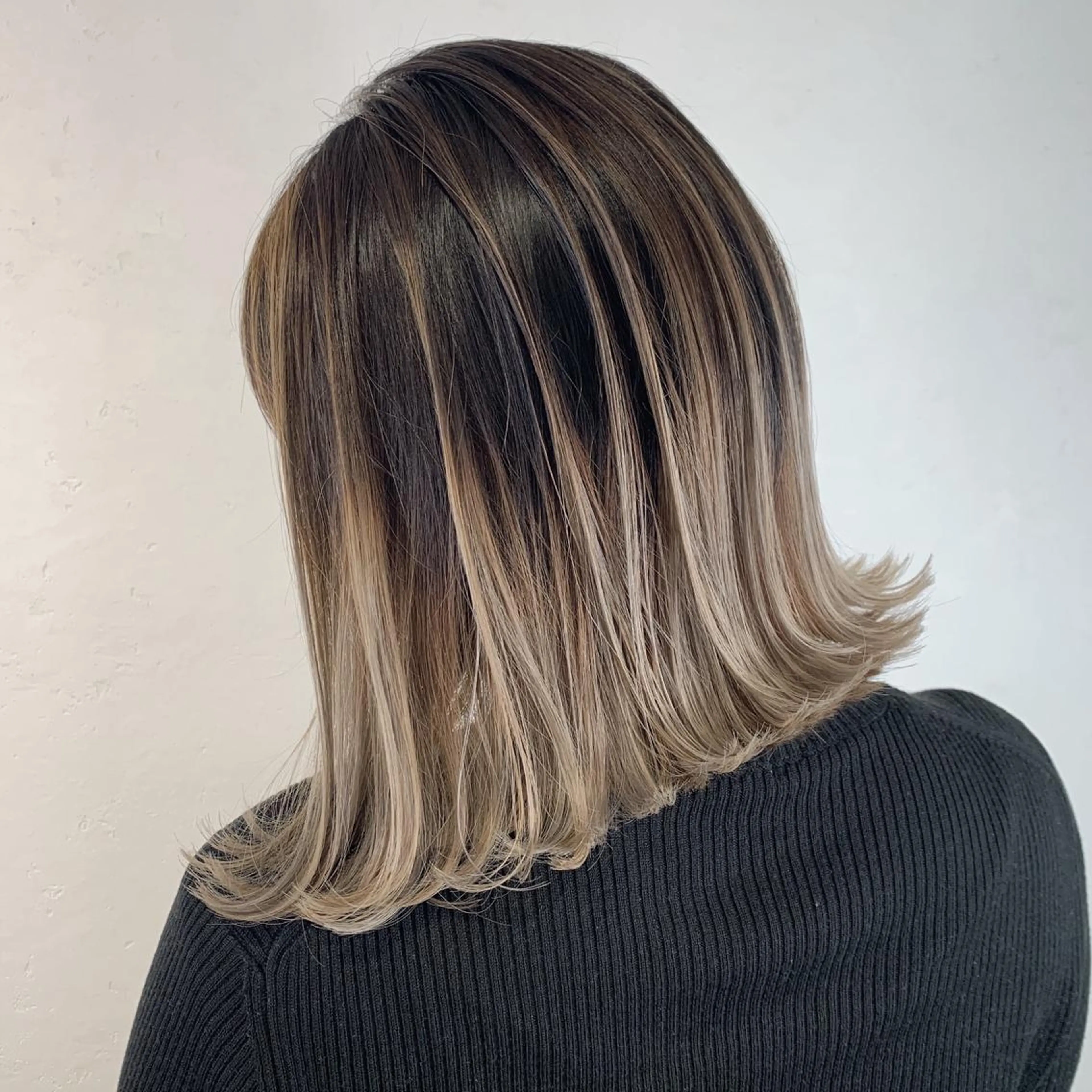 ミディアム ＿WHITE鳳店 アンダーバーホワイトのヘアスタイル