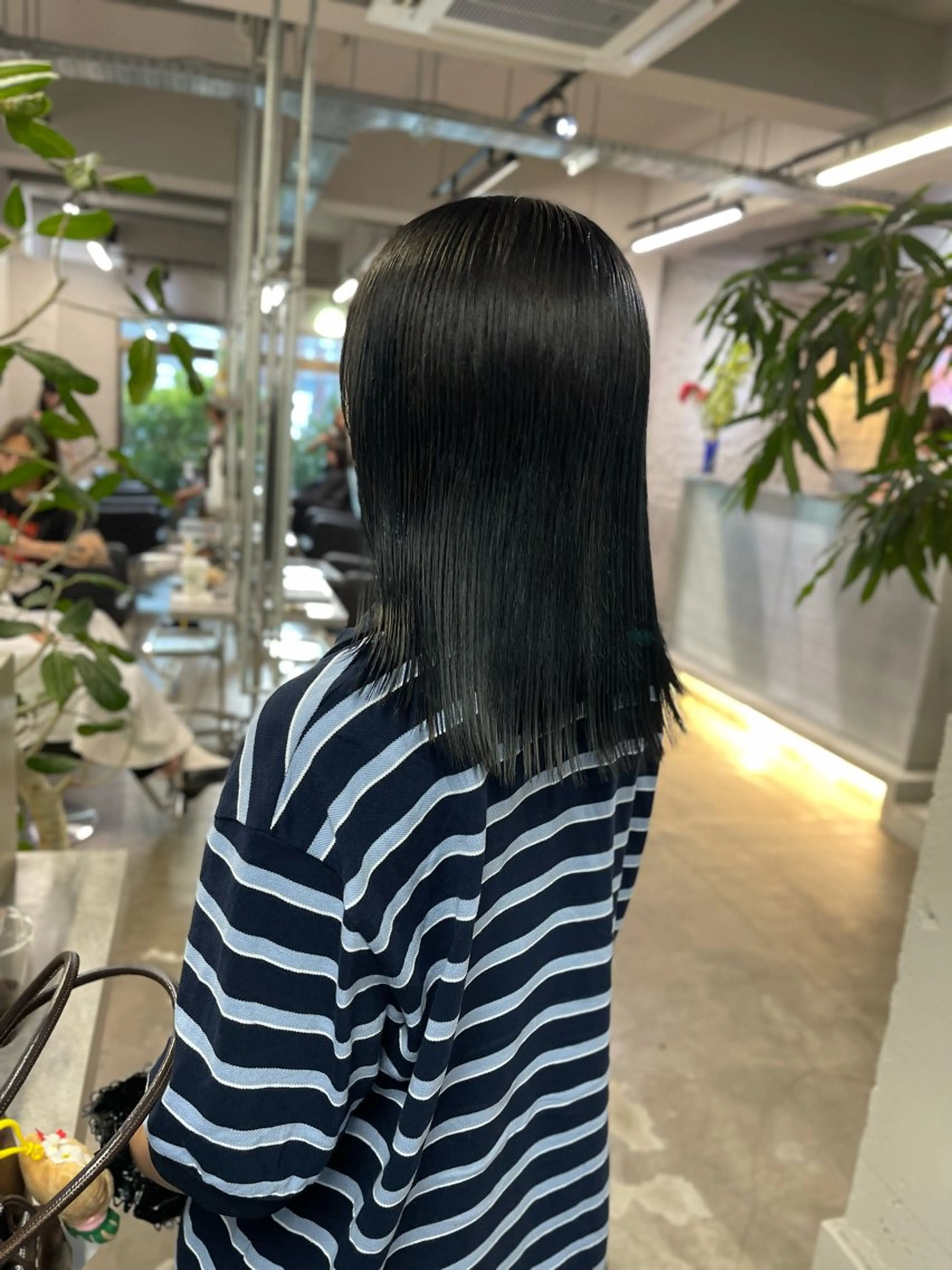 ミディアム トリートメント 顔まわりレイヤー デザインカットのヘアスタイル