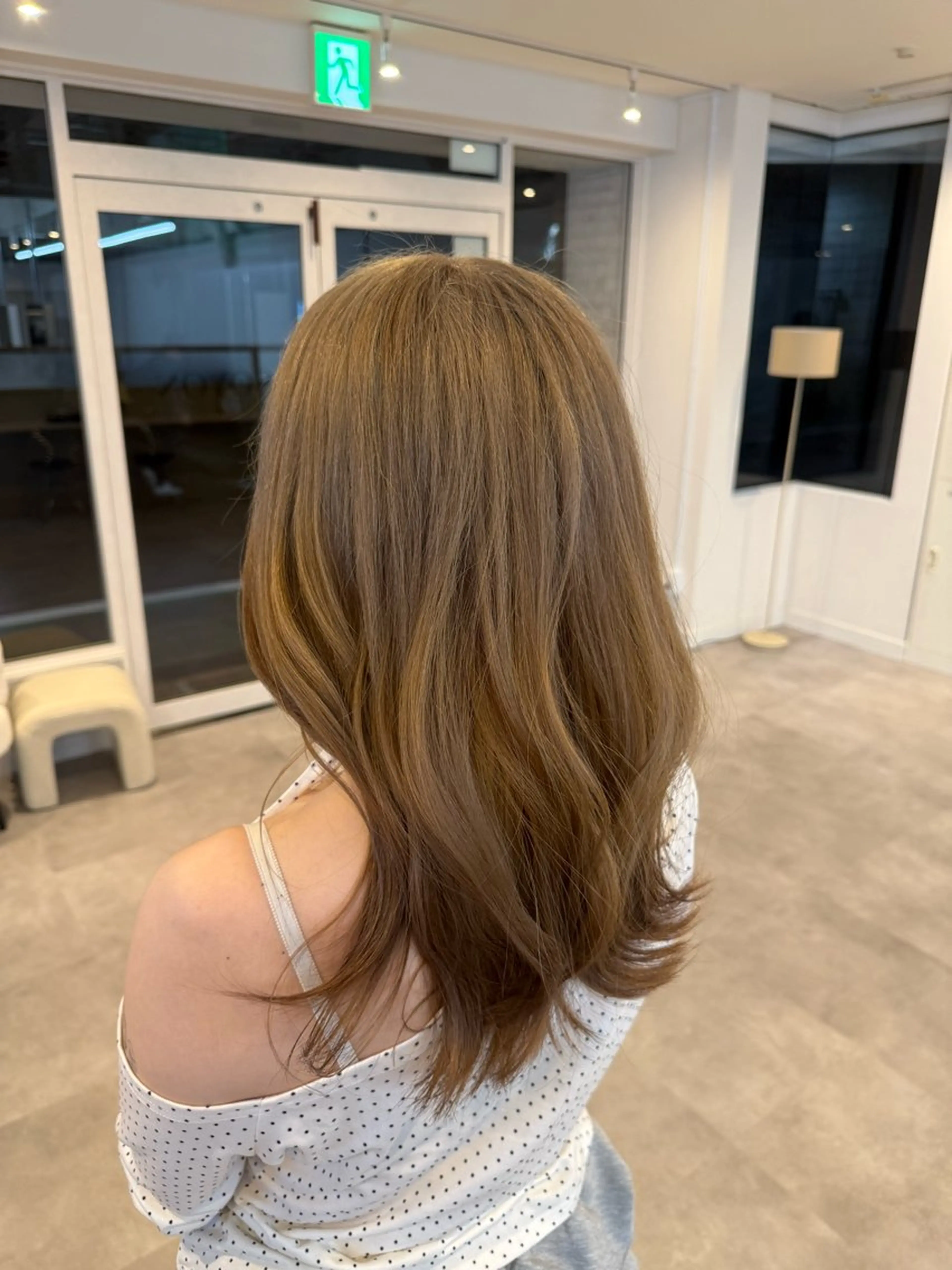 ロング カラー ベージュカラー ミルクティーベージュ ヘアカラー soyon 心斎橋店のヘアスタイル