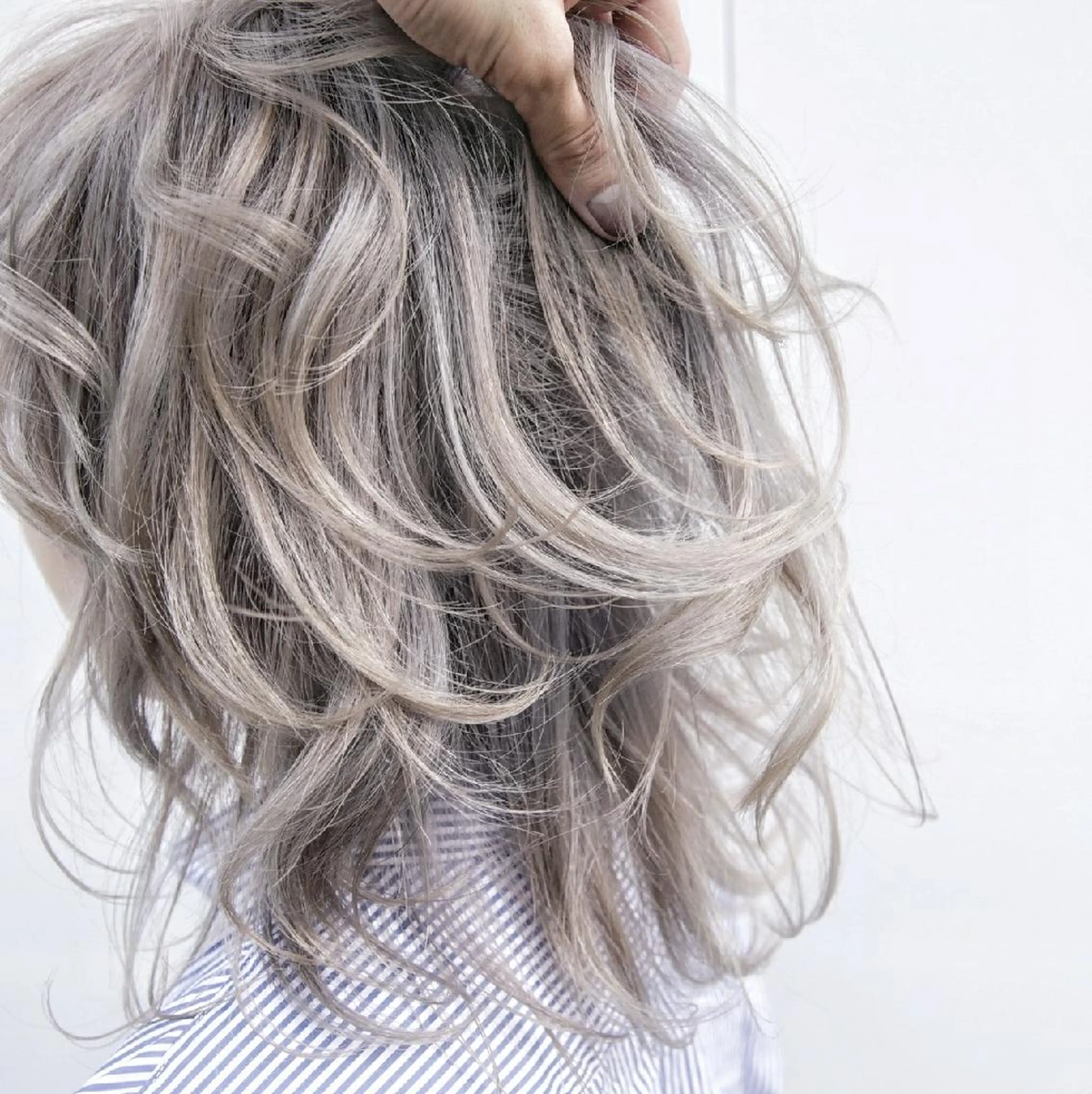 セミロング カラー 艶髪✨ハイトーン ✨ホワイト✨北宗一郎のヘアスタイル