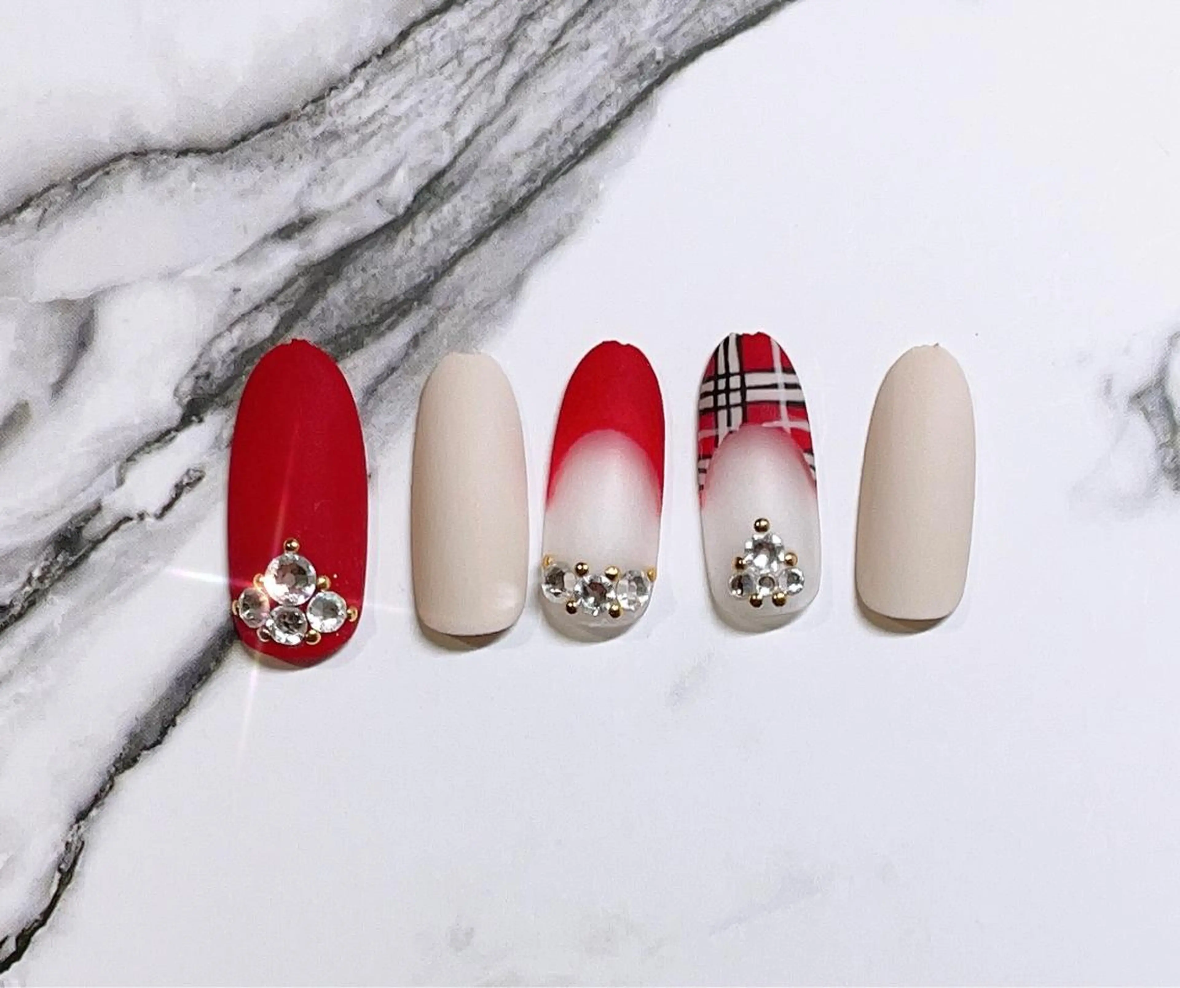 ネイル ハンドネイル VIERU 🌈🎀💖のネイルデザイン