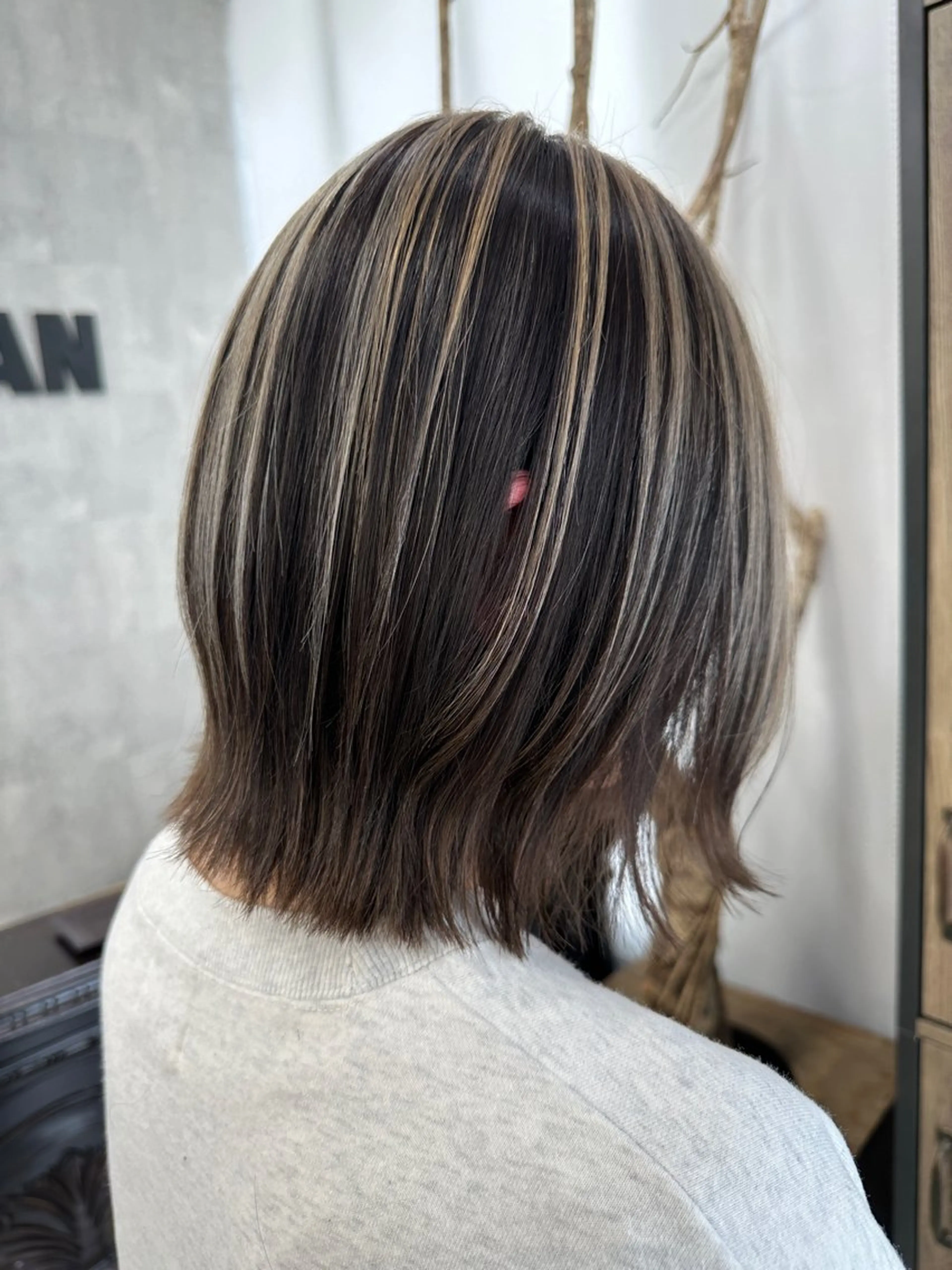 セミロング ヘアカラー 鈴木 菜々映のヘアスタイル