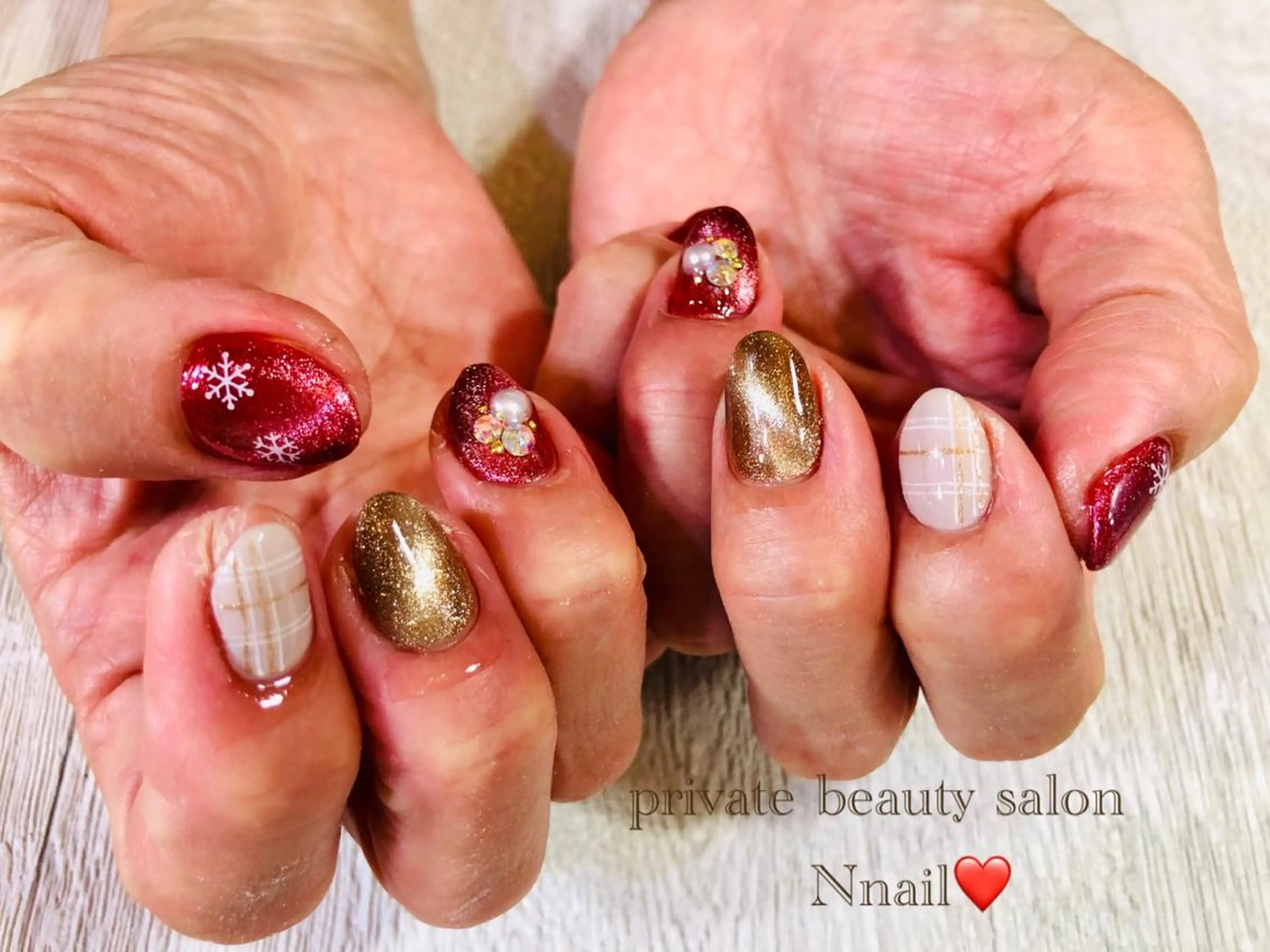 ネイル ゴールド マグネットネイル 赤色 冬ネイル クリスマス Nnail所属・🌿Nnail🌿 プライベートサロンのネイルデザイン