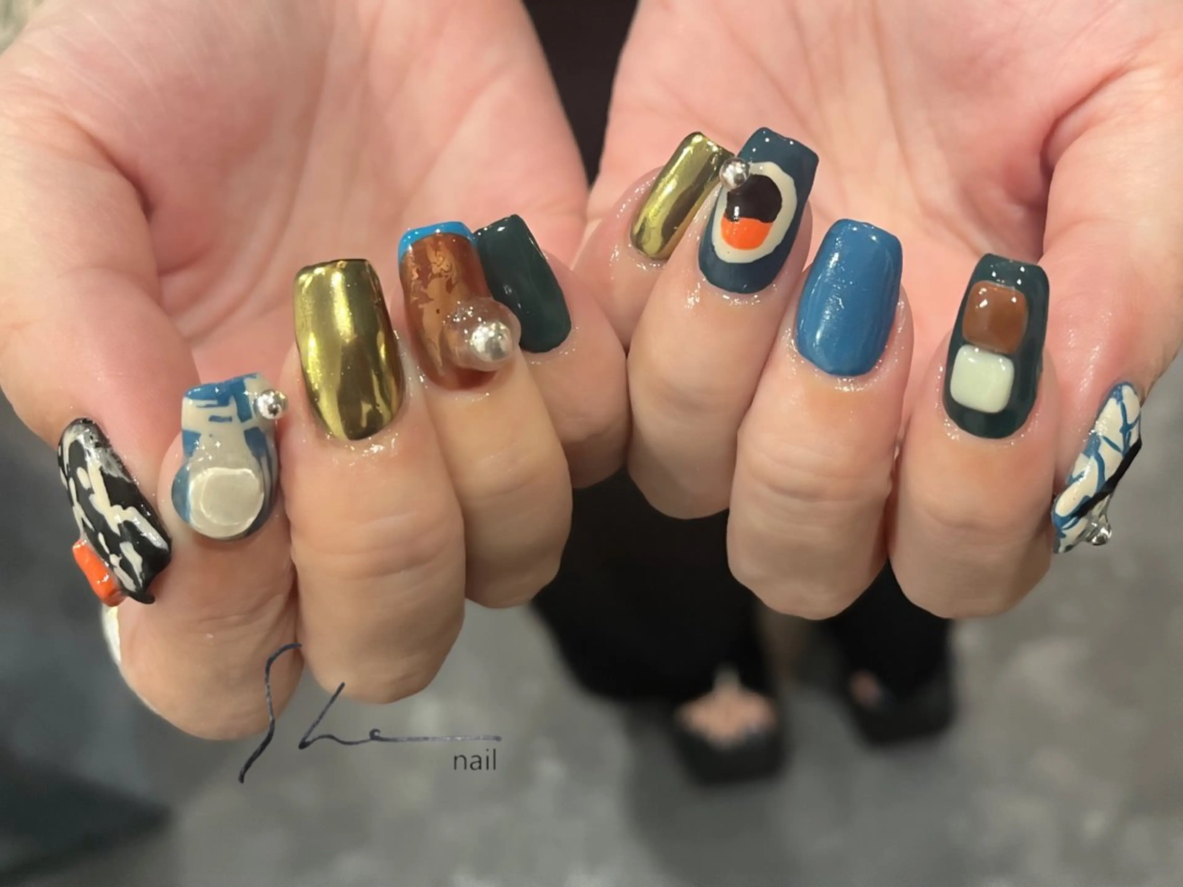 ミディアム ハンドネイル SHE adusaのネイルデザイン