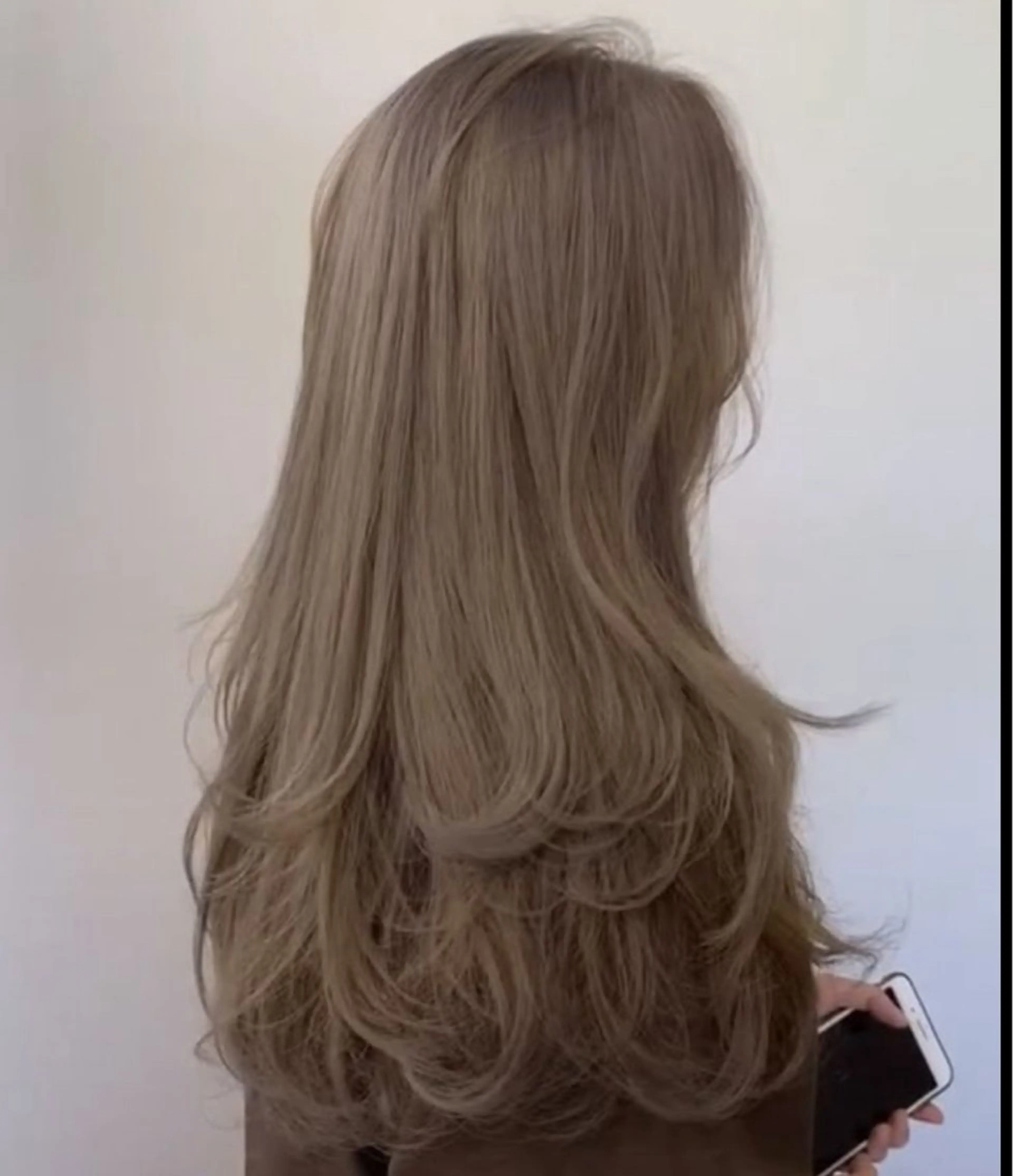 カラー フェザーパーマ/ スペインカールのヘアスタイル