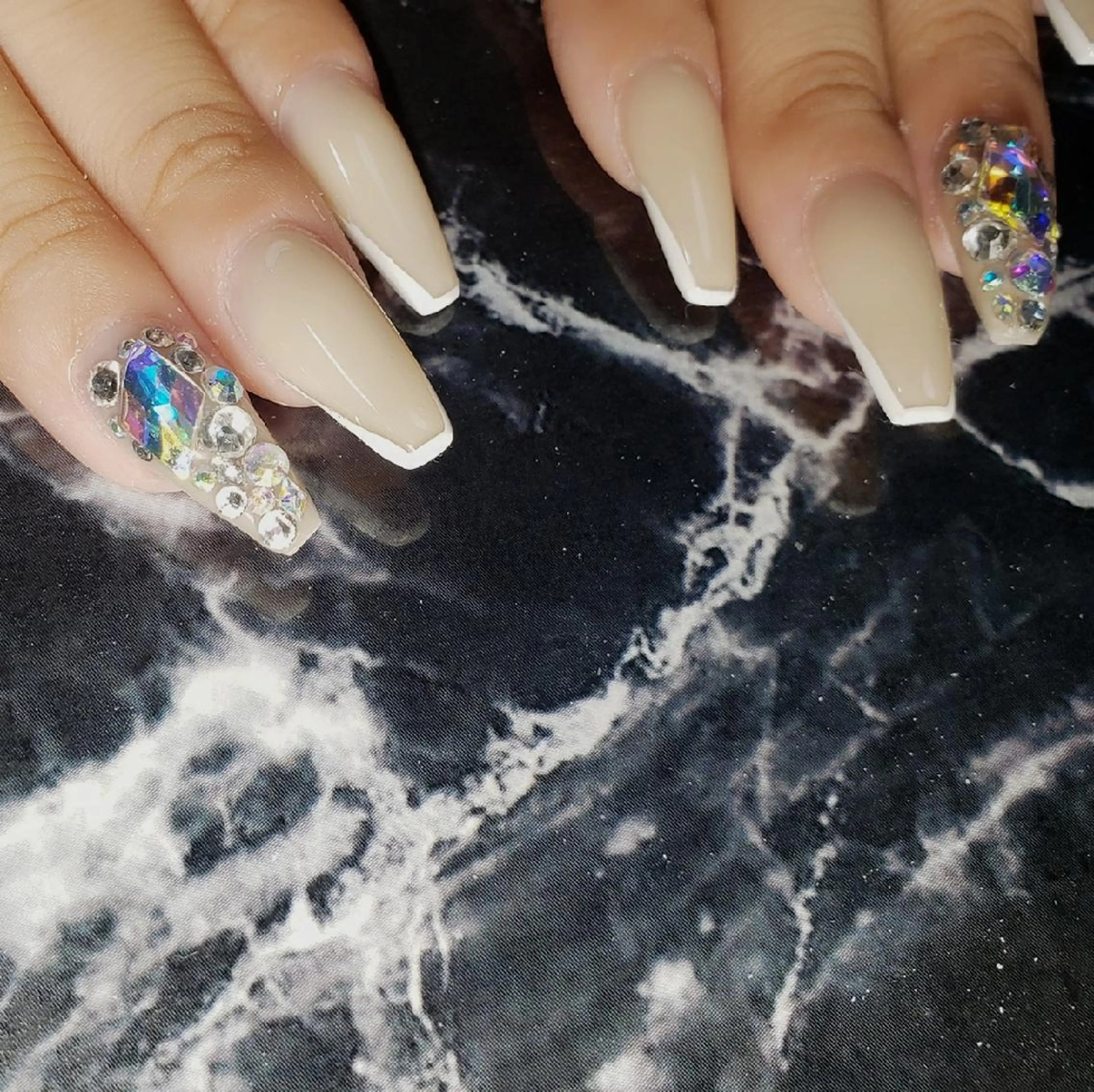 ミディアム ハンドネイル クロキ 。のネイルデザイン