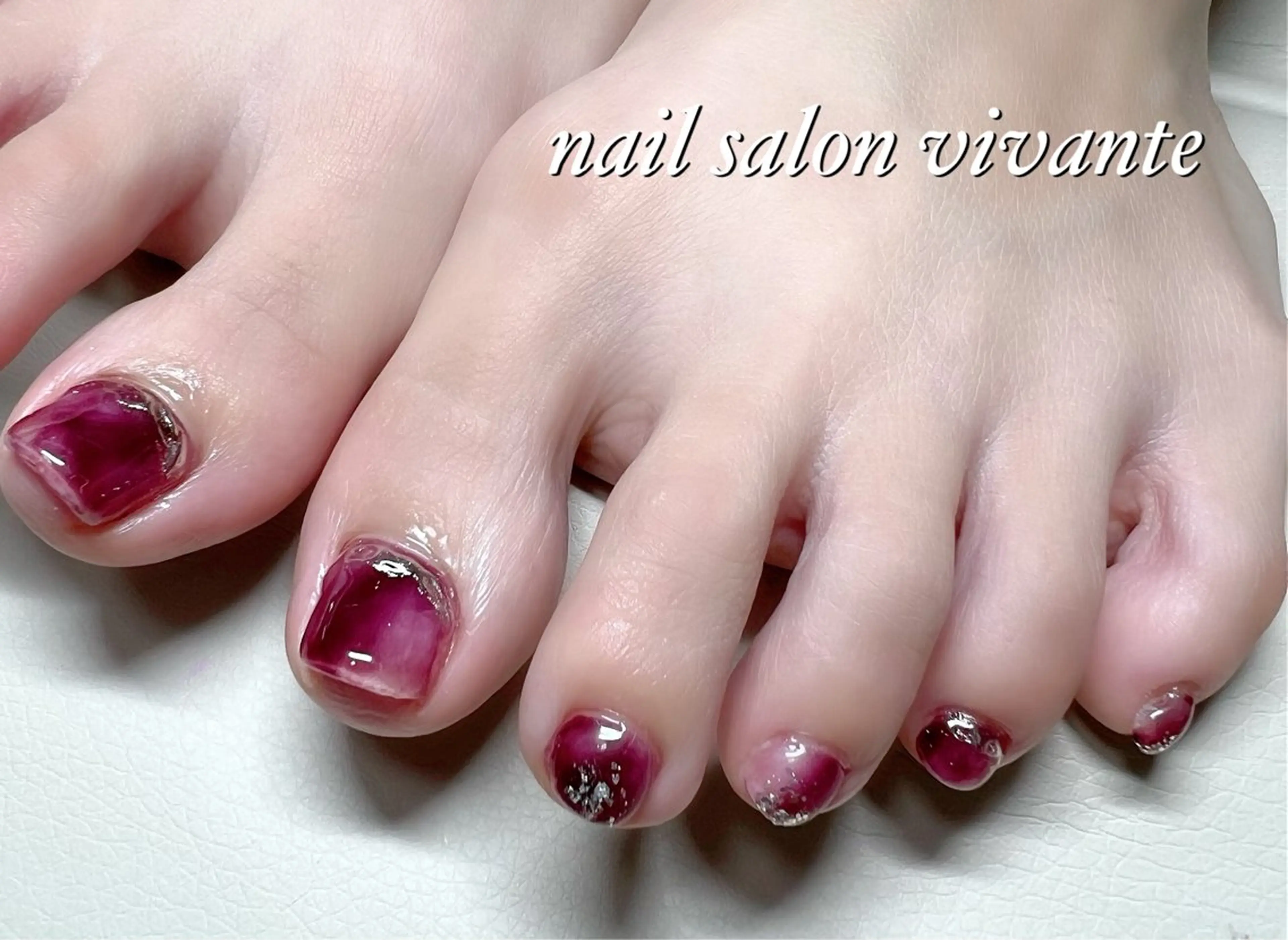ネイル ボルドー フットネイル ラメ(グリッター) ニュアンスネイル シルバー nail salon vivanteのネイルデザイン
