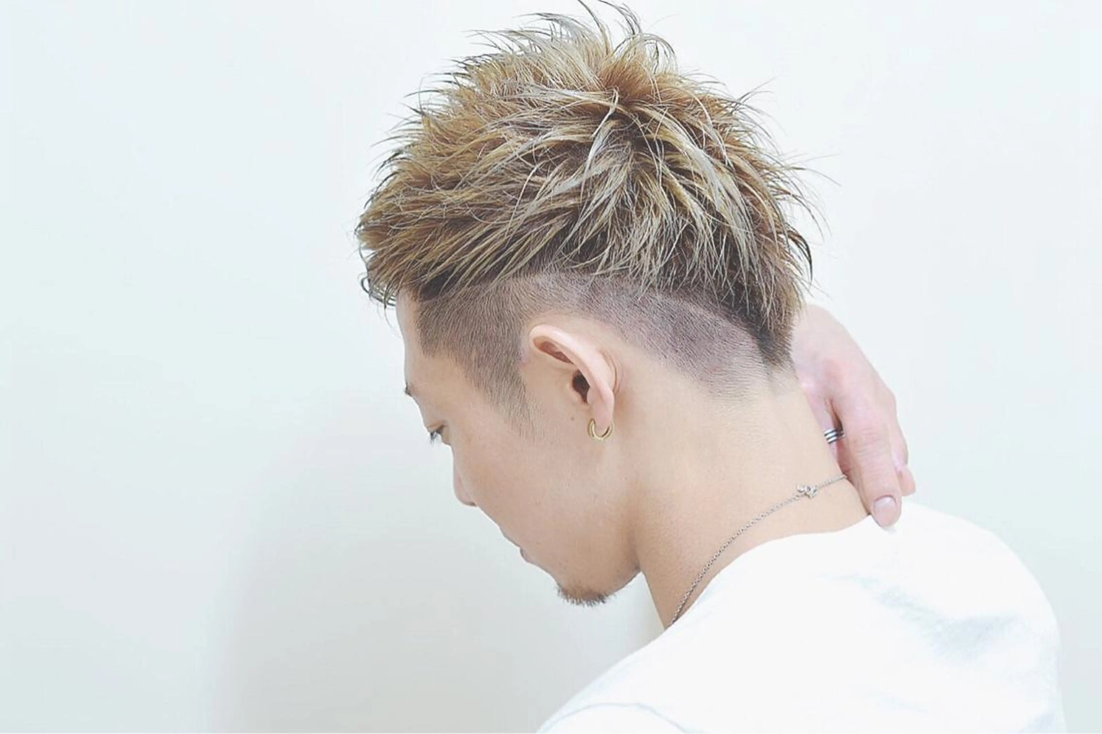 ショート カラー メンズ メンズハイトーン メンズベリーショート ベリーショート アッシュ ハイトーンカラー hair salon Glanzのヘアスタイル