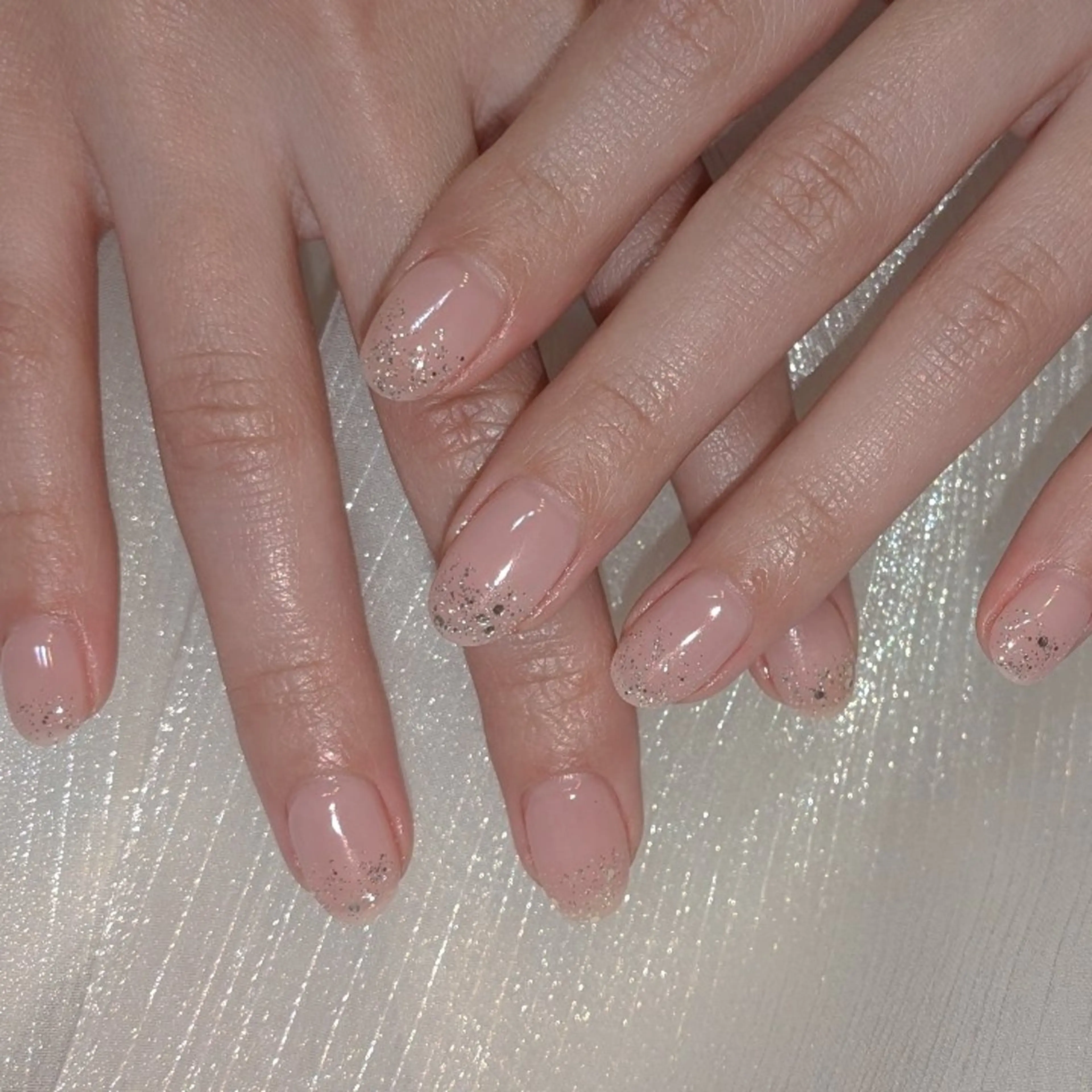 ネイル ラメ(グリッター) ラメグラデーション オフィスネイル ピンク ピンクベージュ ハンドネイル フィルイン・深爪矯正 長さ出し🎀のネイルデザイン