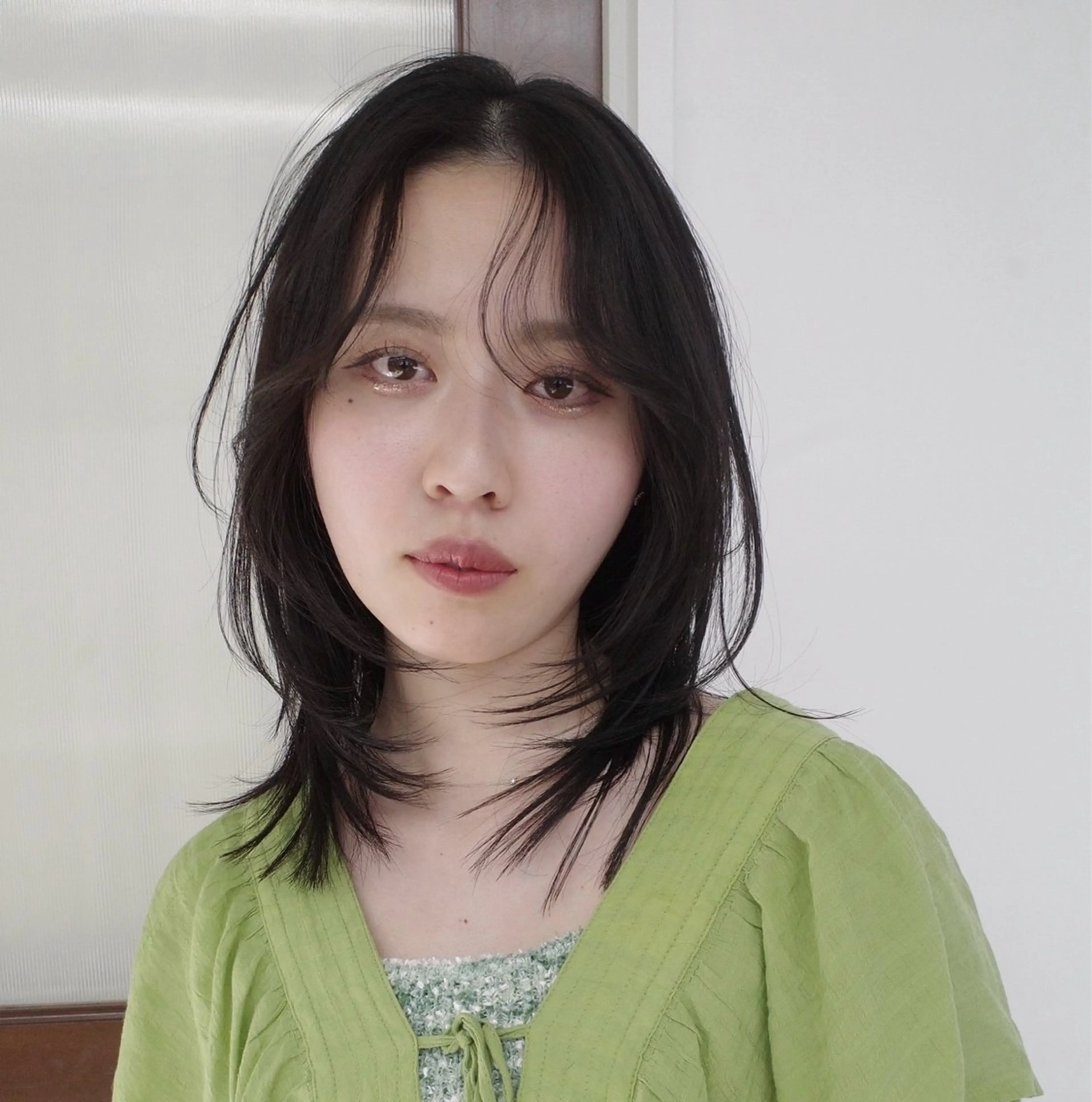 ミディアム ミディアムレイヤー レイヤーカット カット ヘアカラー 葉 /レイヤーカットのヘアスタイル