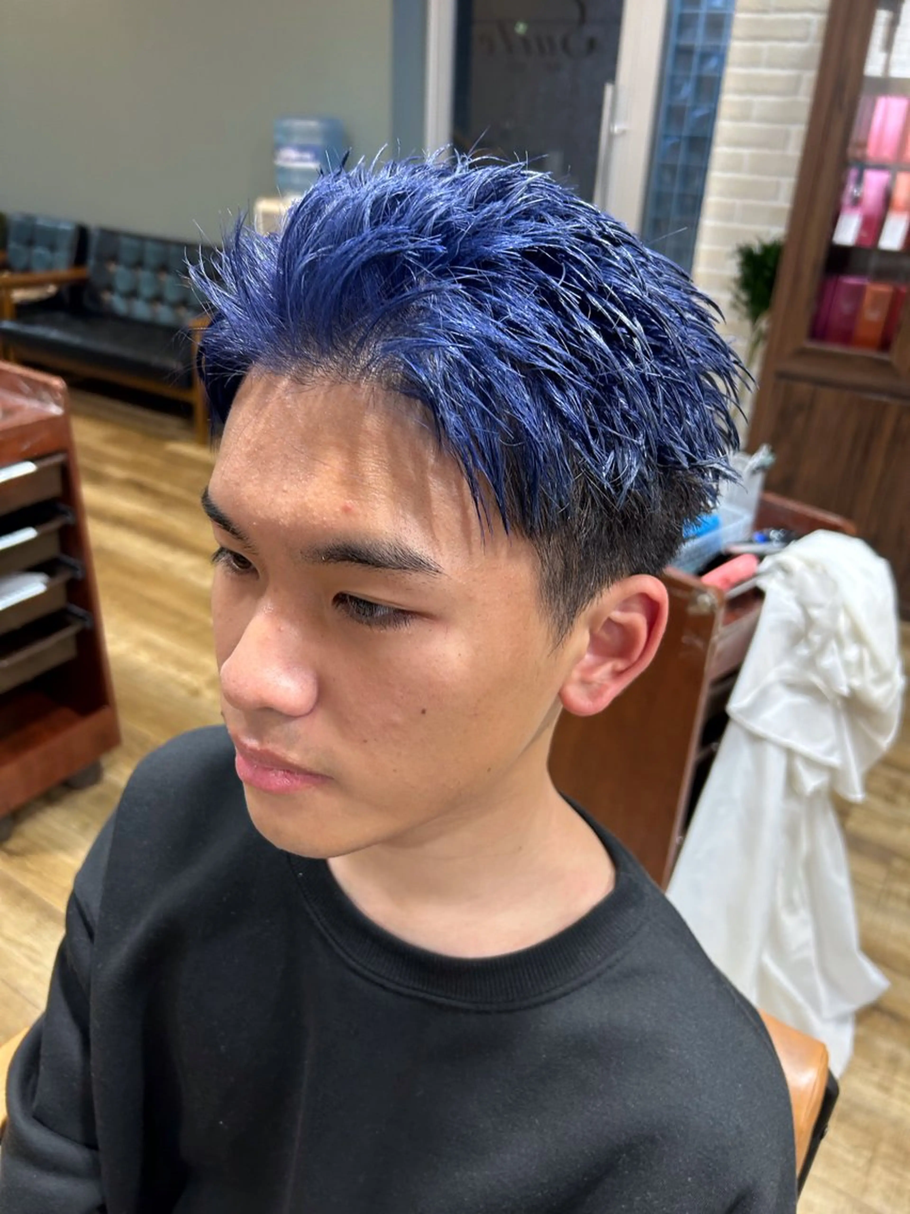 ショート カラー メンズ メンズブリーチ メンズパーマ ブリーチ ブルーカラー ショートヘア ヘアカラー トリートメント 鶴田 将清のヘアスタイル