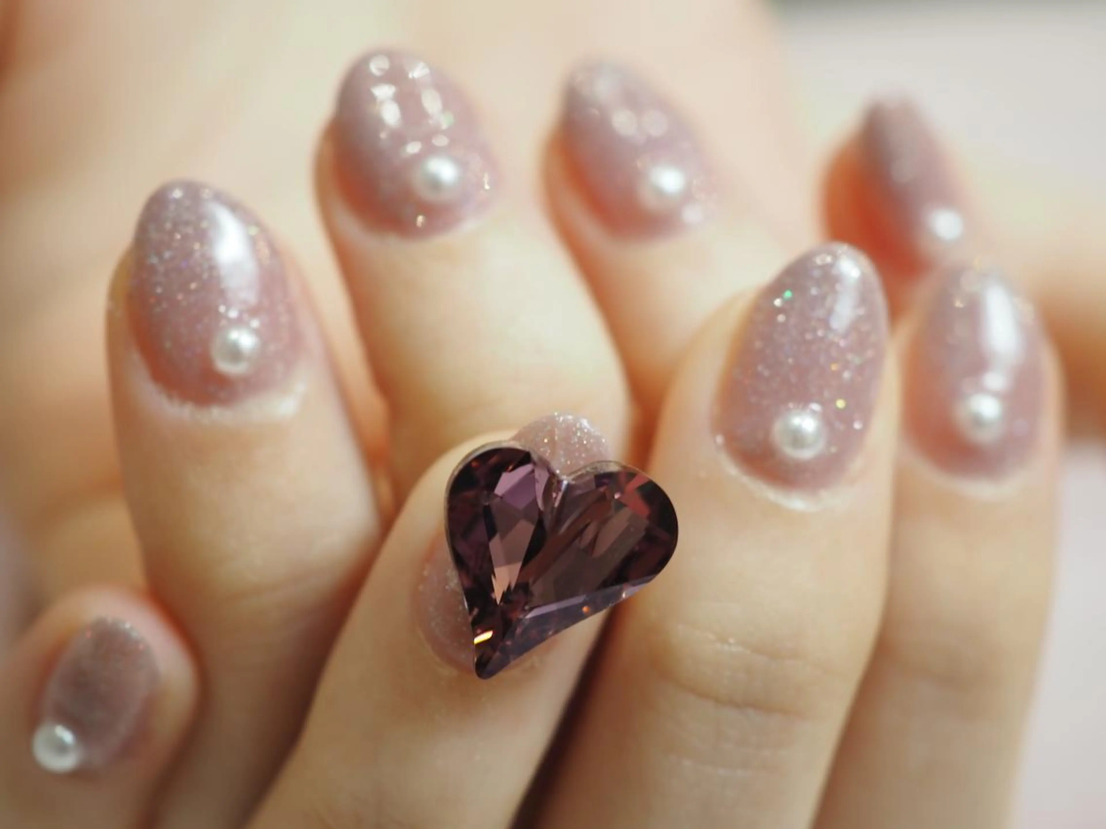 ネイル ガーリー ストーンネイル トータルビューティー サロンブリリアントのネイルデザイン