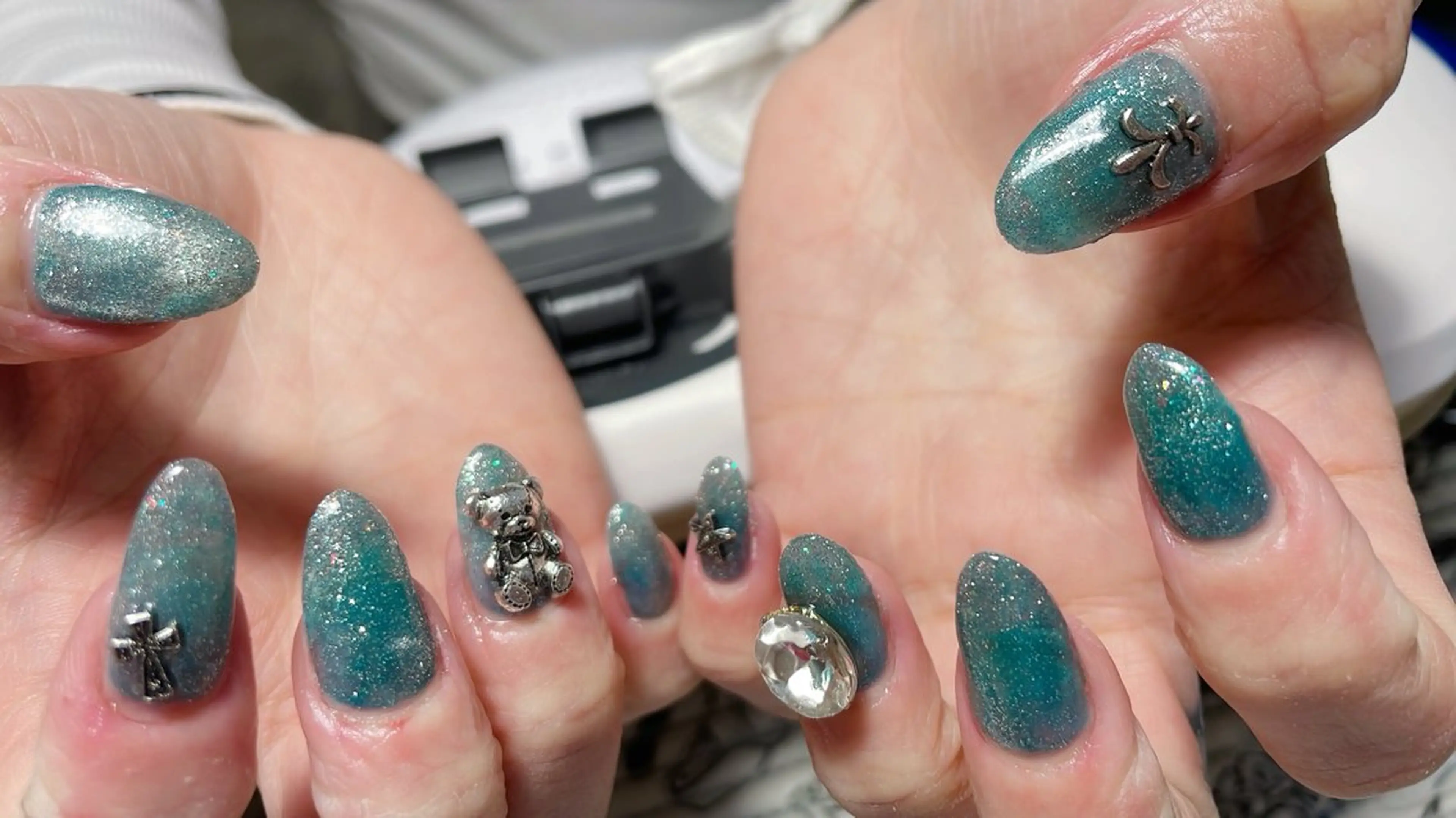 ネイル フラッシュネイル グリーン キラキラネイル ピンク ハンドネイル 三原 麻佑のネイルデザイン