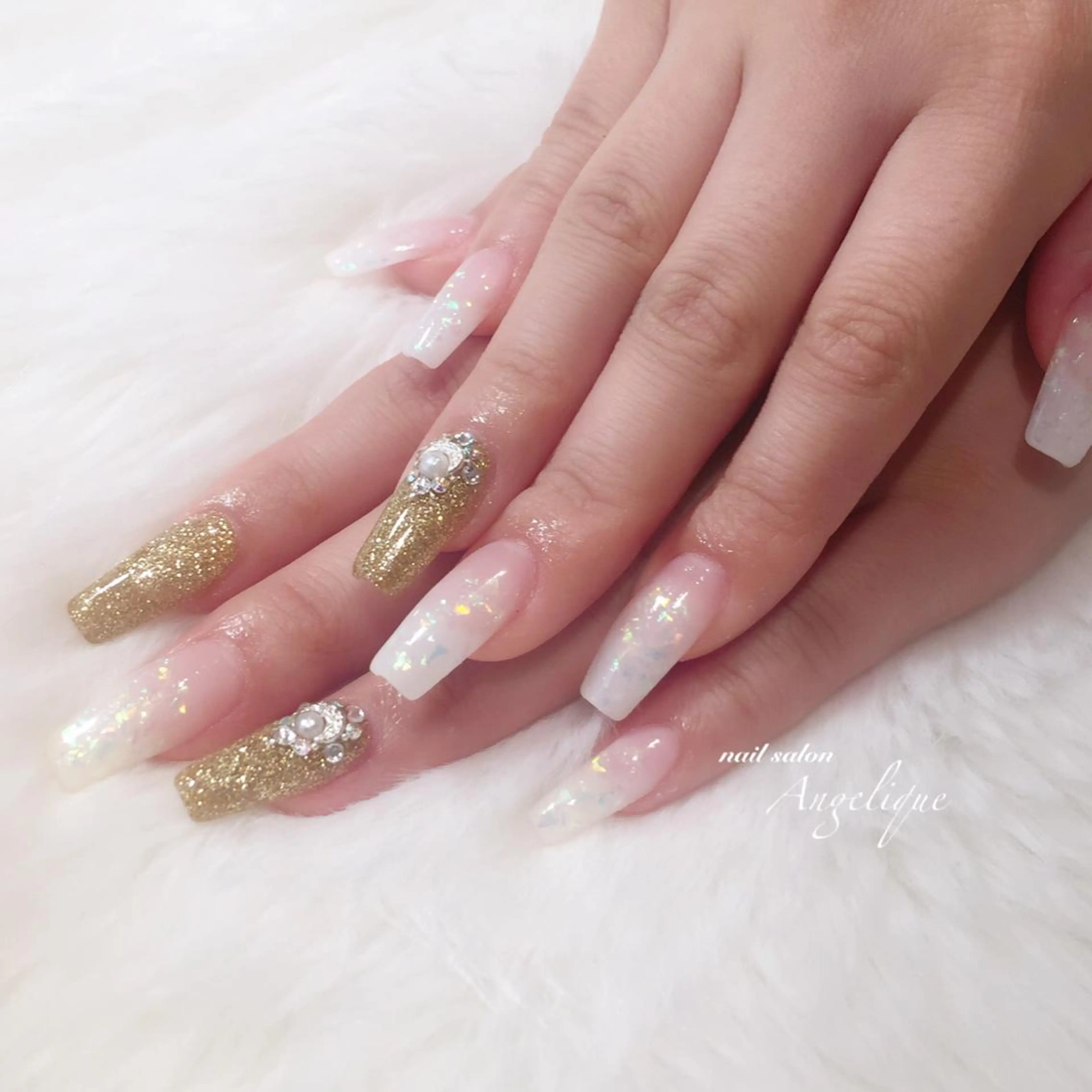 ネイル ゴールド スクエアネイル ホワイト Angelique所属・Nail salon Angeliqueのネイルデザイン