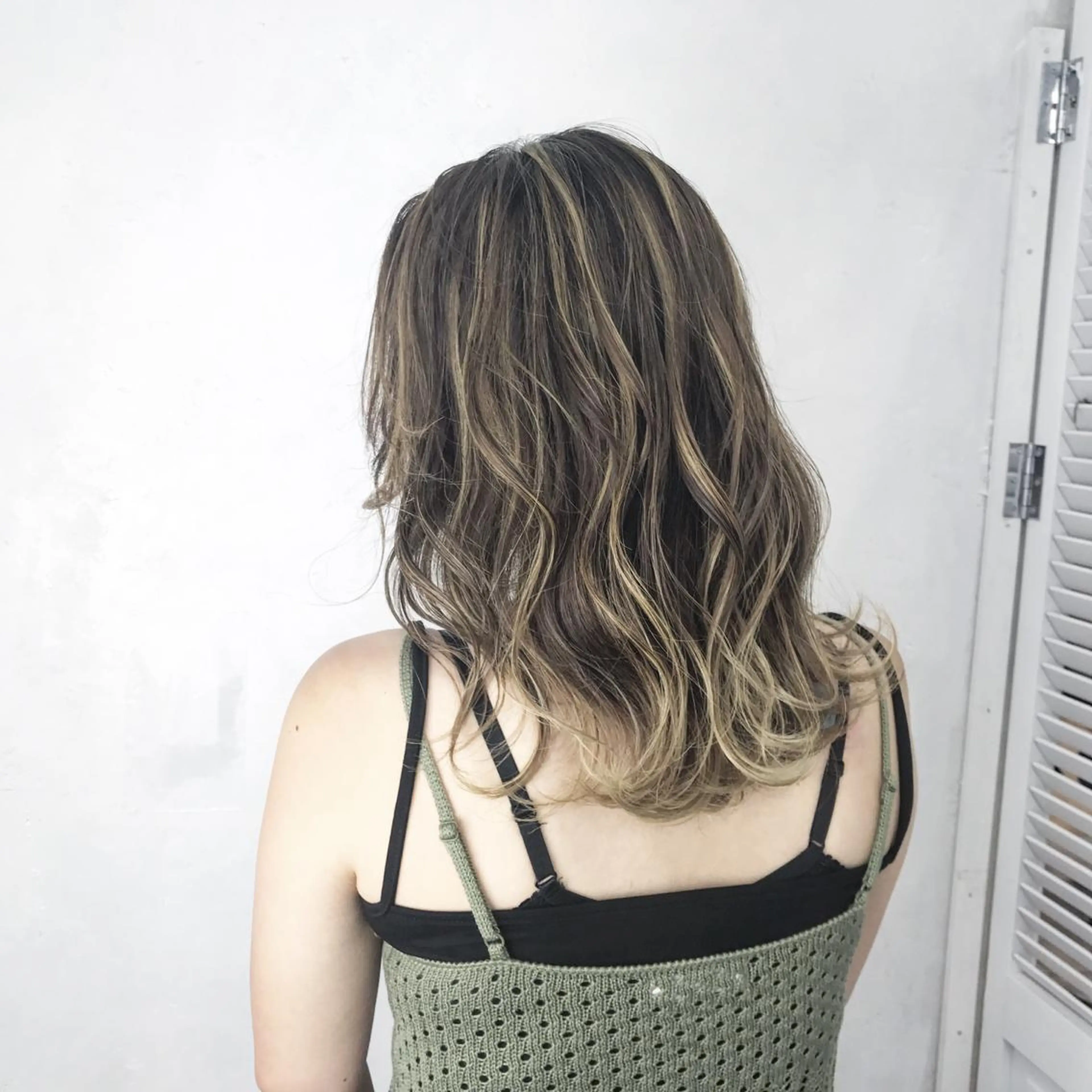 ミディアム カラー グレージュ ハイライトカラー ハイライト ヘアカラー TATSUYA アートディレクターのヘアスタイル