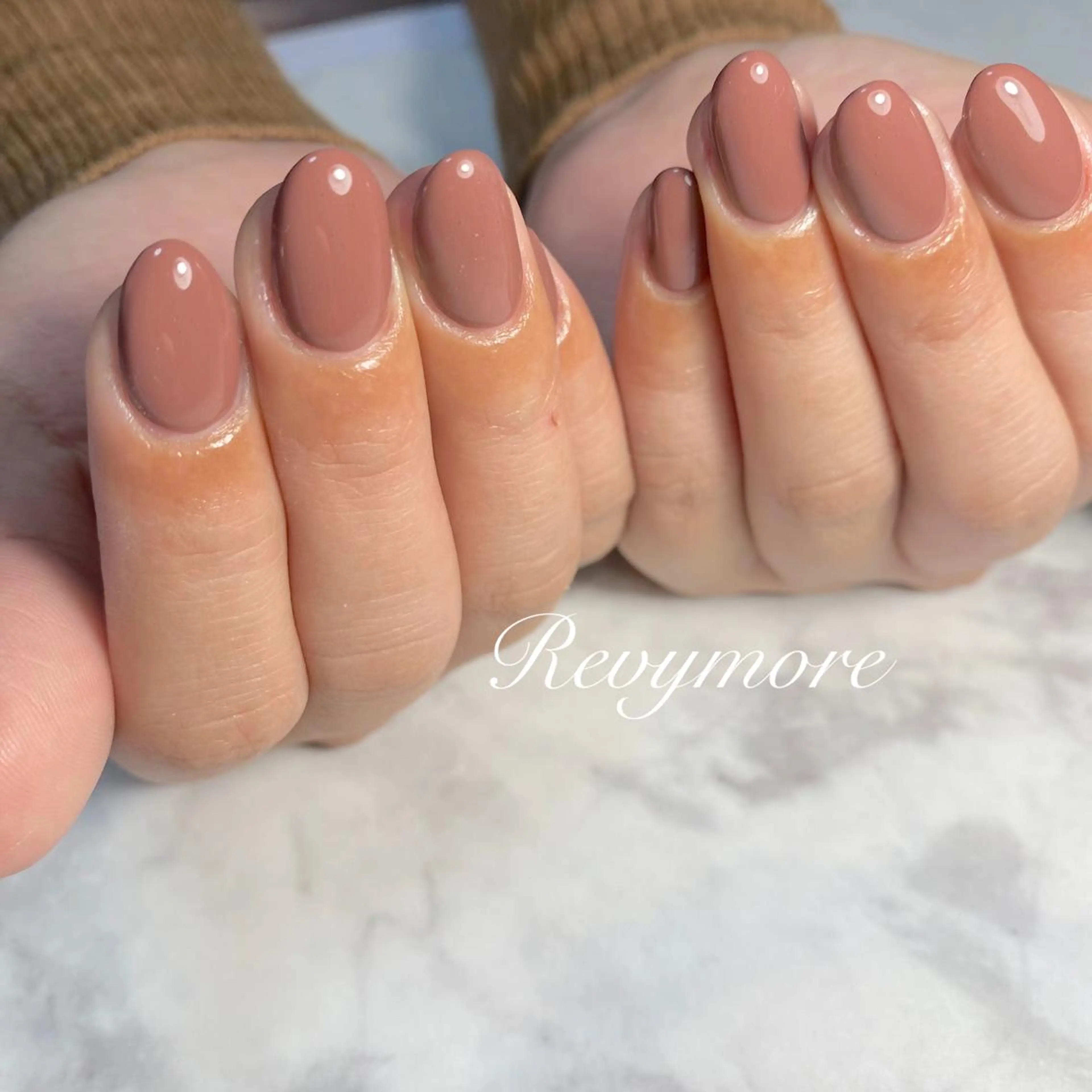 ミディアム ネイル ピンクブラウン 韓国風ヘア ブラウン ジェルネイル キラキラネイル nail salon Revymoreのネイルデザイン