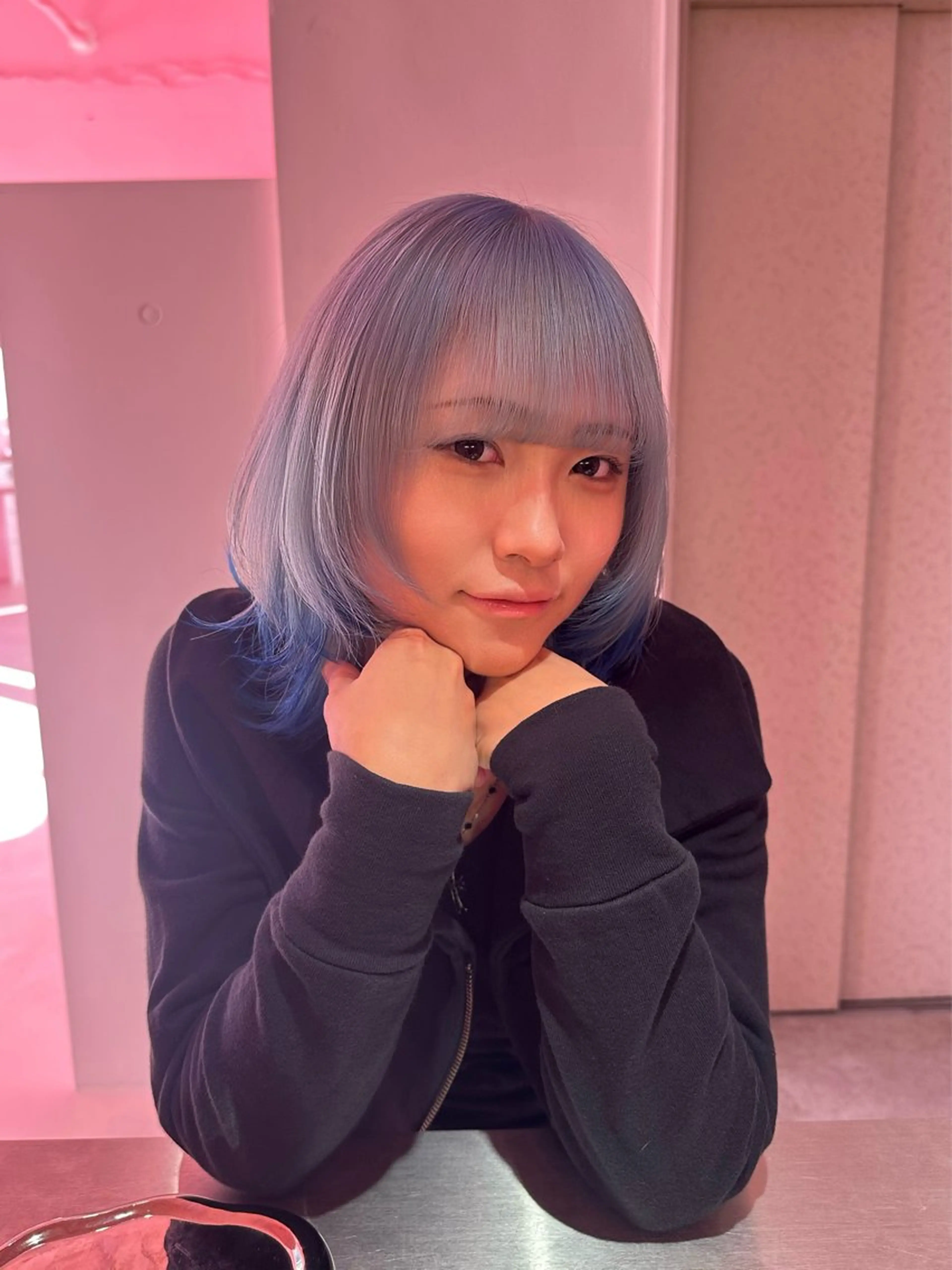 ミディアム カラー ブルーカラー 顔まわりレイヤー レイヤーカット ブリーチカラー /MAHIROのヘアスタイル