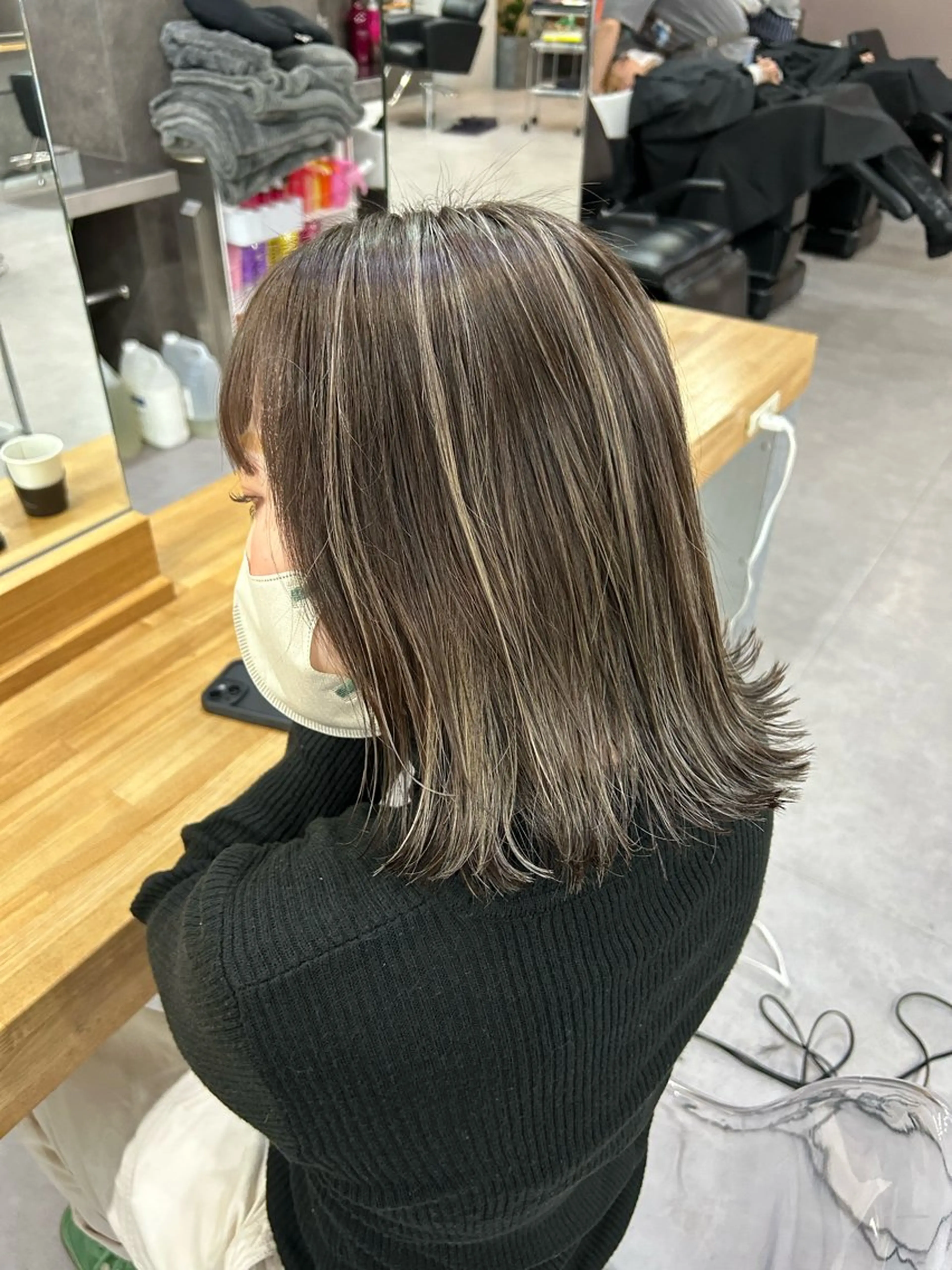 ミディアム ヘアカラー ミディアムレイヤー カット/ハイライトのヘアスタイル