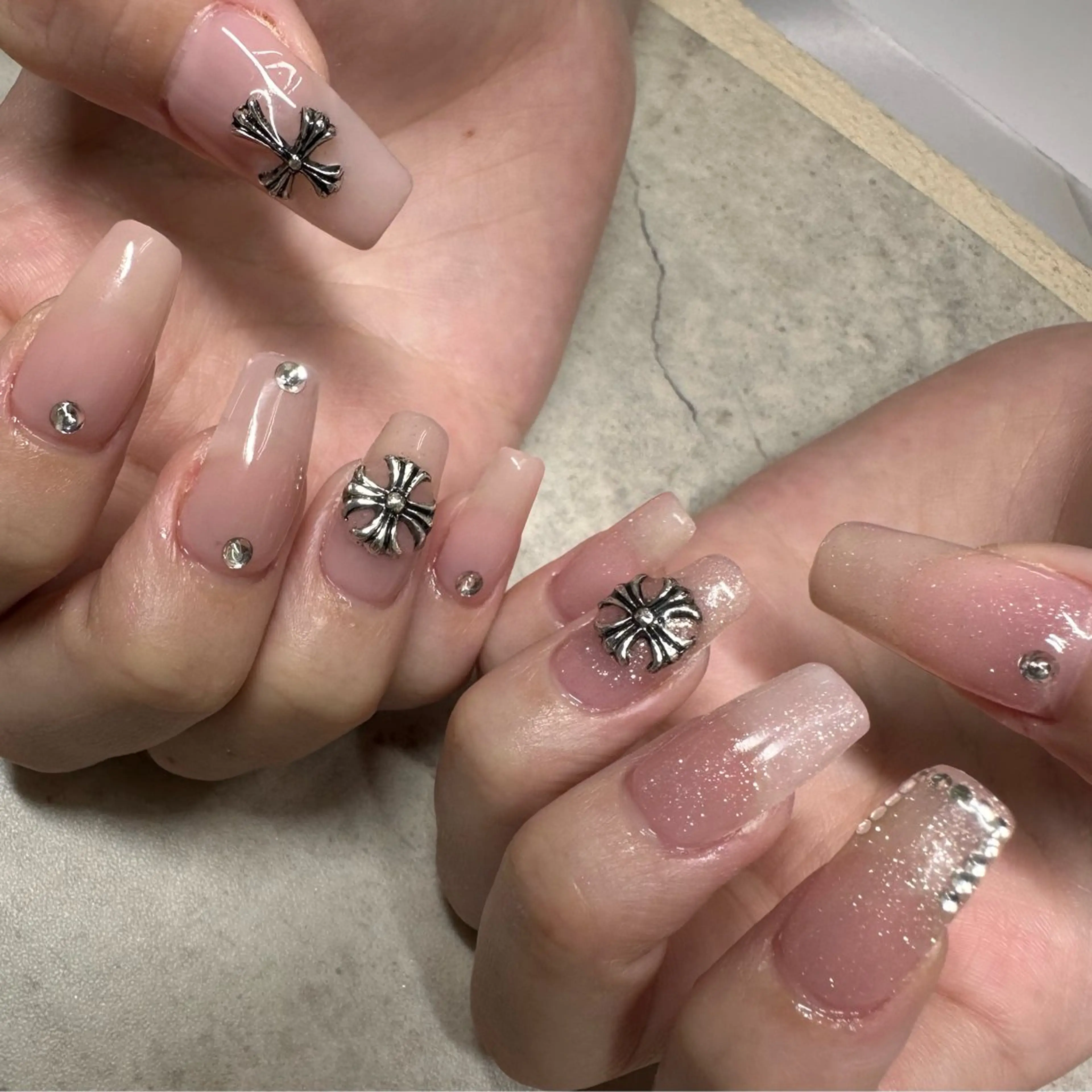 ネイル 韓国ネイル ラメ(グリッター) ハンドネイル ハンドケア 🫧RaLa ⭐︎AYAKA🫧のネイルデザイン