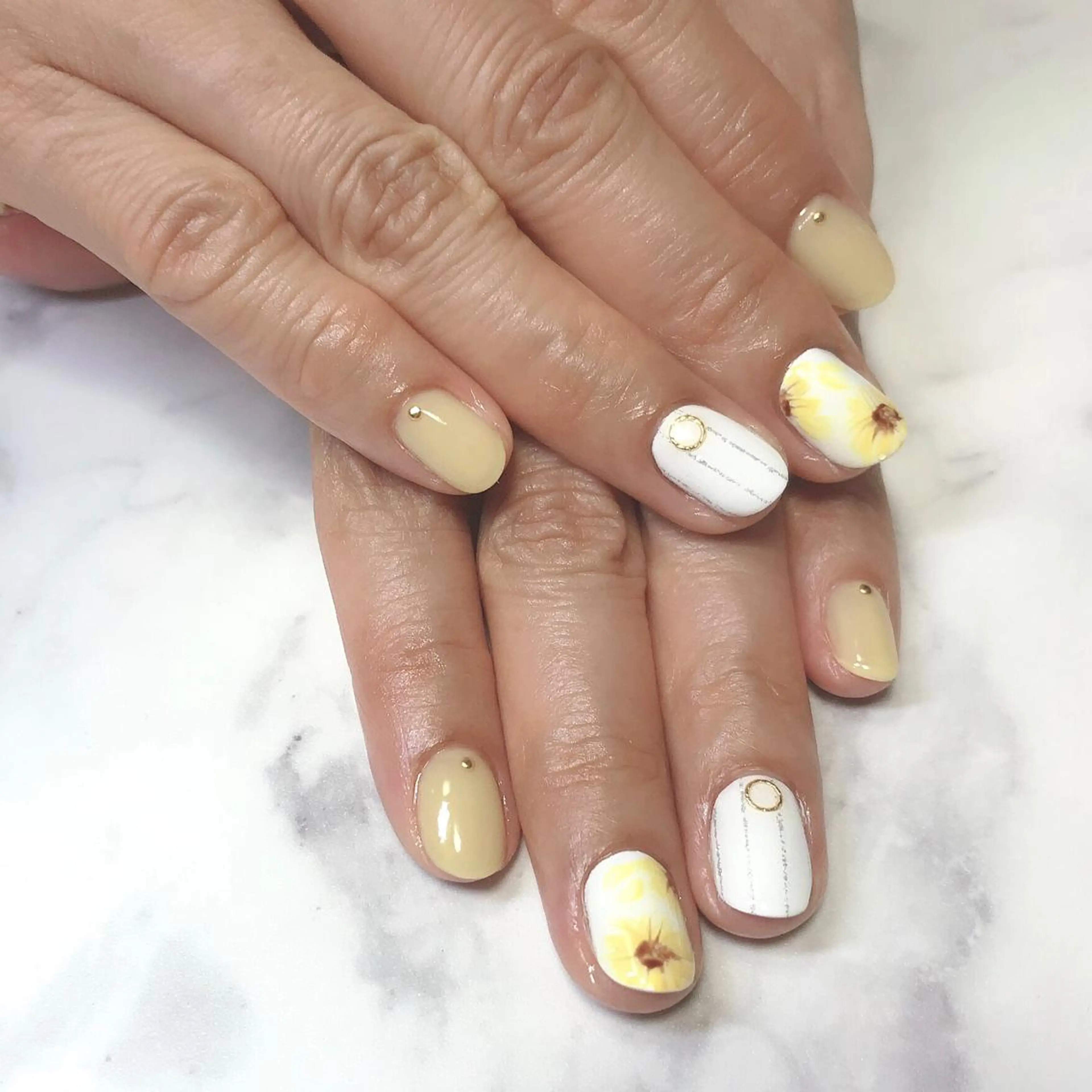 ネイル アートネイル フラワーネイル ワンカラーネイル 黄色 ステラ marikominoのネイルデザイン