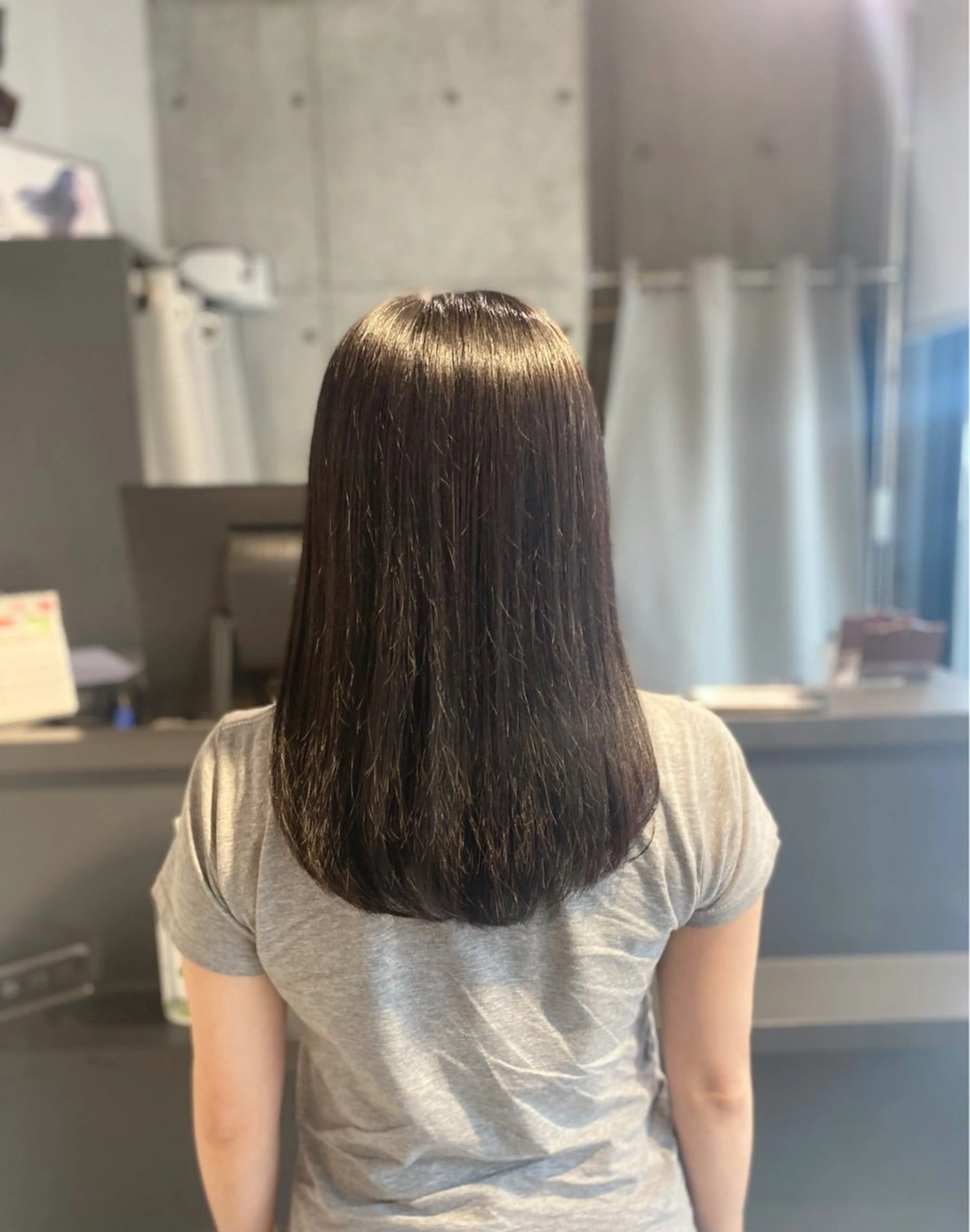 セミロング 根本 真奈のヘアスタイル