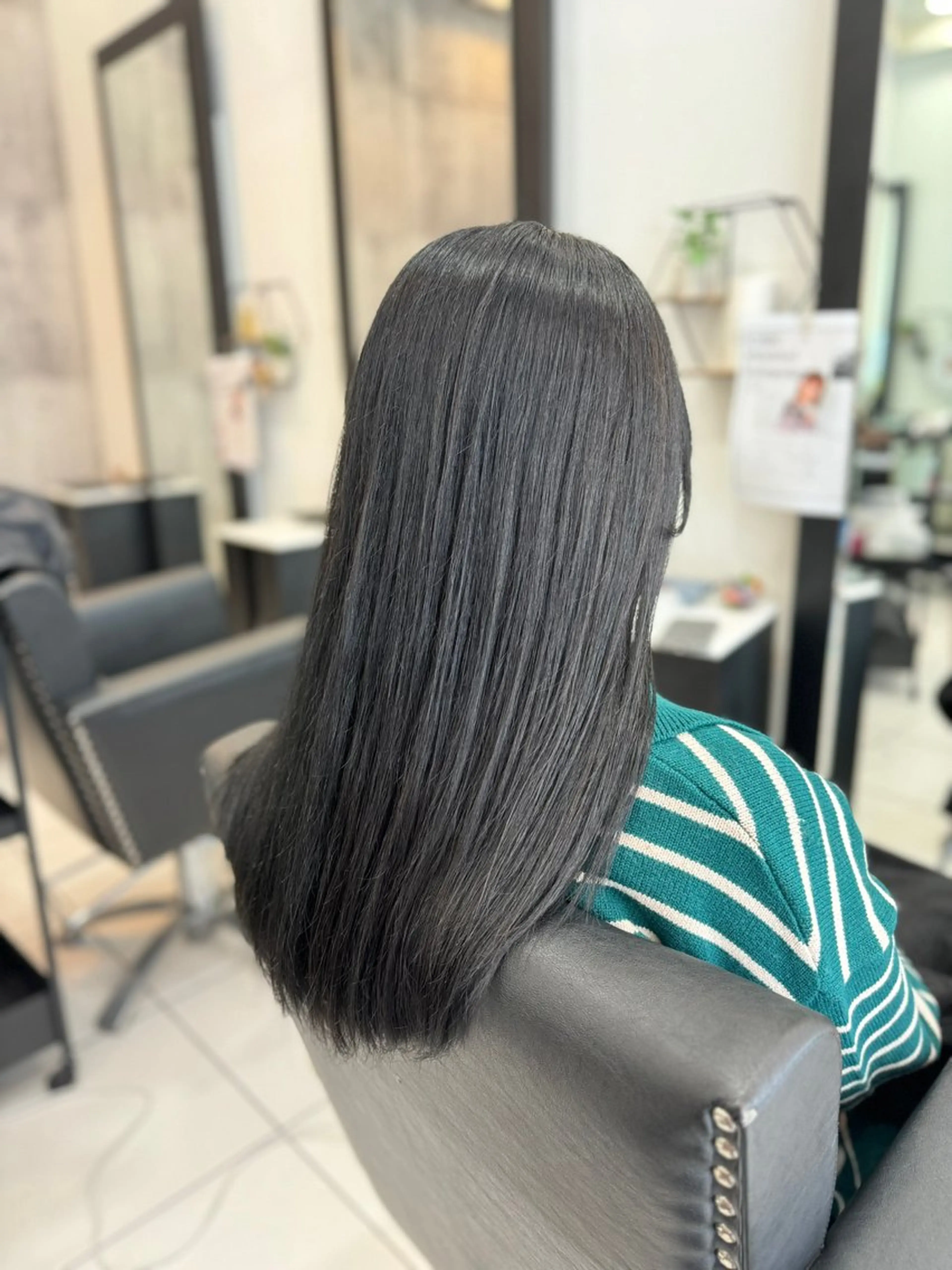 カラー 黒髪 ブルーカラー ブルーブラック 透明感カラー カット ヘアカラー CHIC 蘭のヘアスタイル