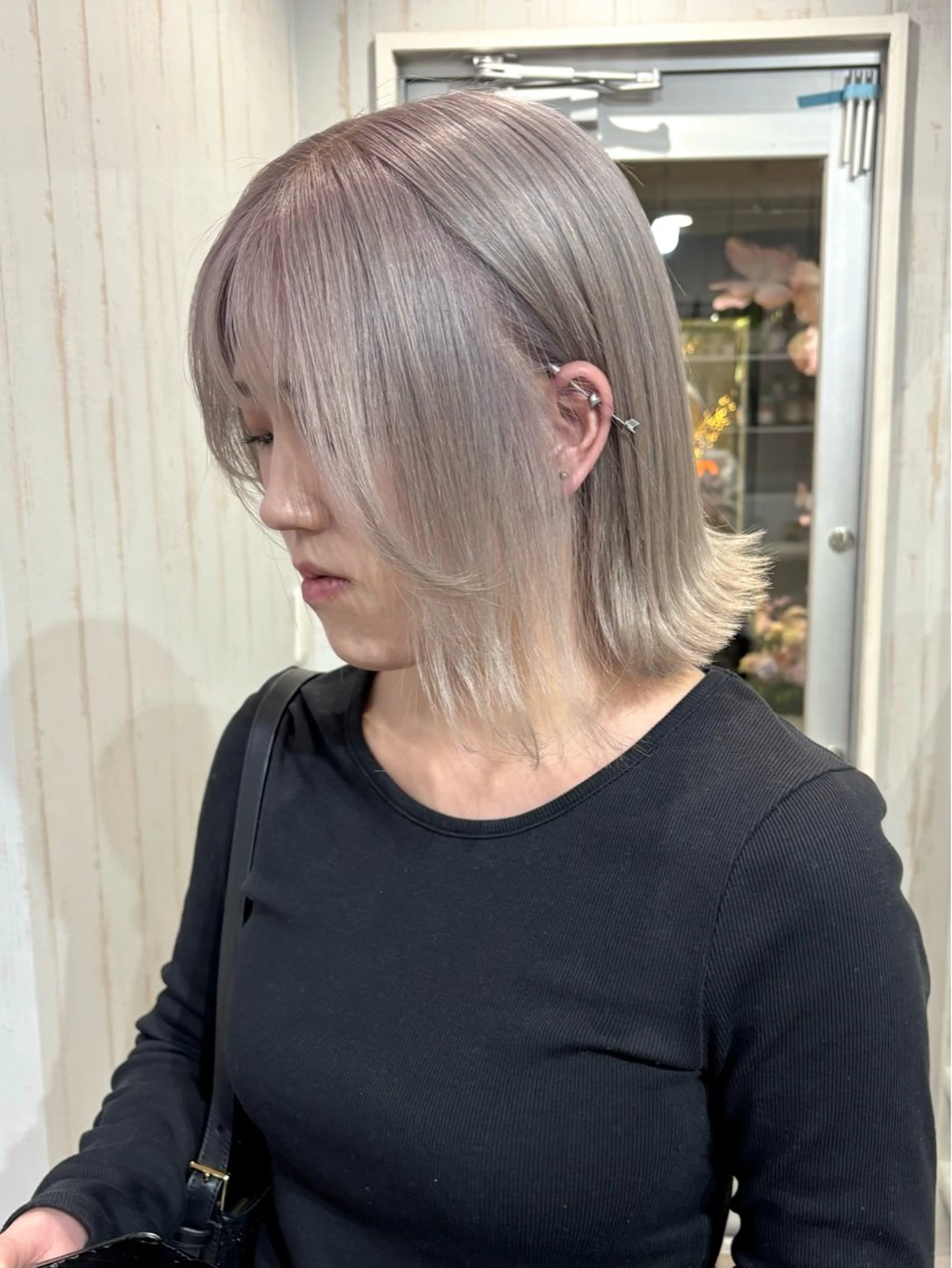 ミディアム カラー ブリーチ シルバー ホワイトシルバー 桑原 由理のヘアスタイル